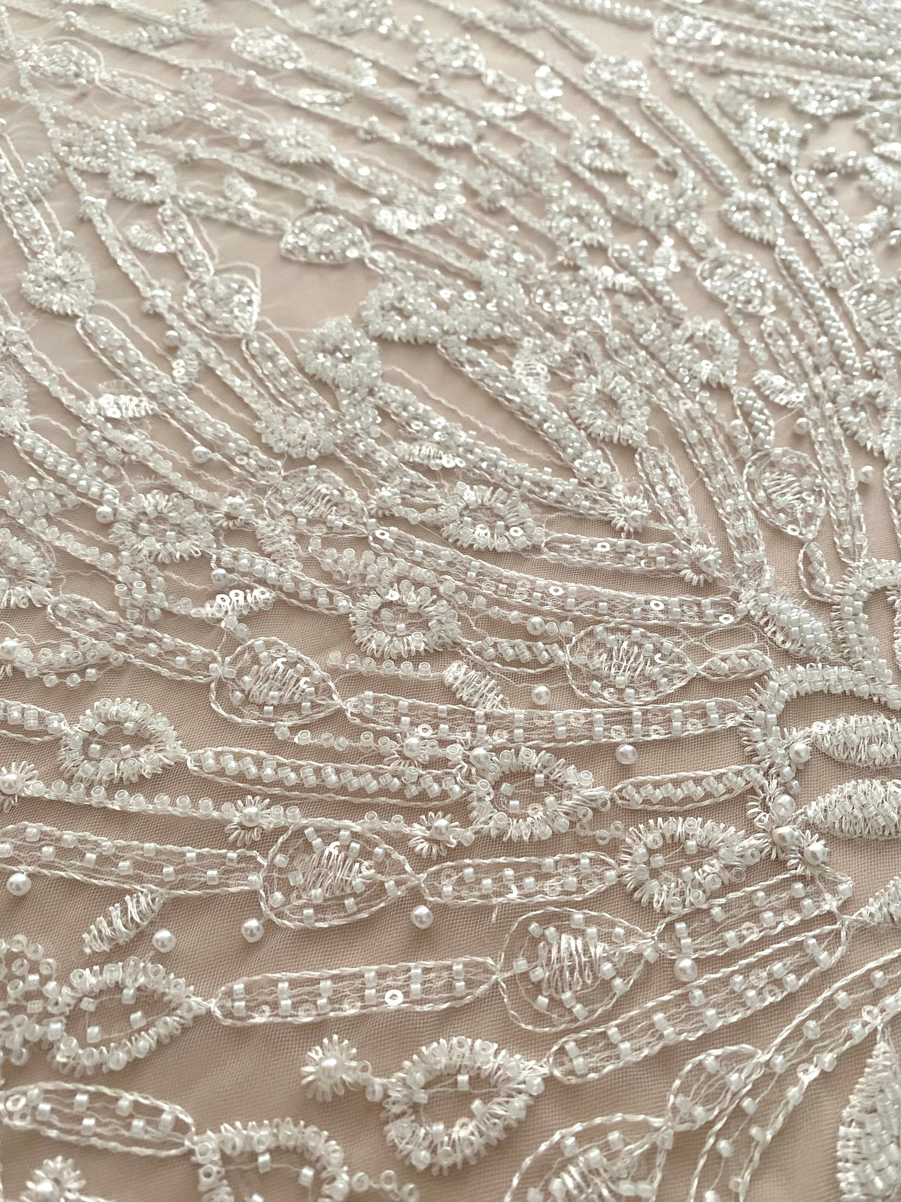 Dantela Couture Ivory geometriai mintával, gyöngyökkel, gyöngyöcskékkel és flitterekkel