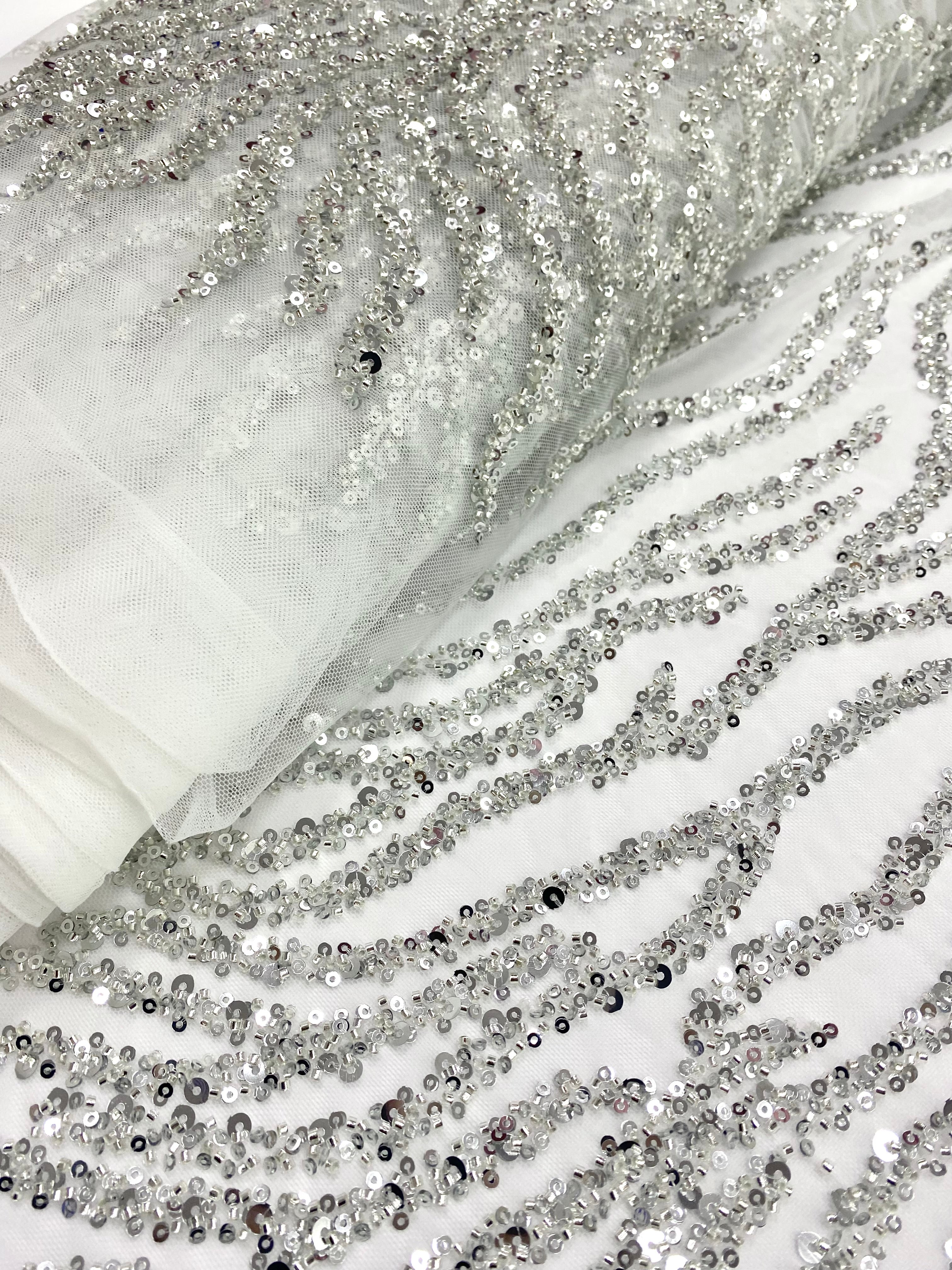 Csipke Couture ezüst tüllön, elefántcsont színben, gyöngy- és flitterfüzérekkel, gyöngyökkel és flitterekkel