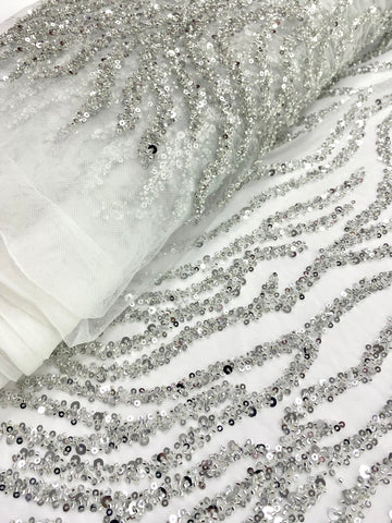 Csipke Couture ezüst tüllön, elefántcsont színben, gyöngy- és flitterfüzérekkel, gyöngyökkel és flitterekkel