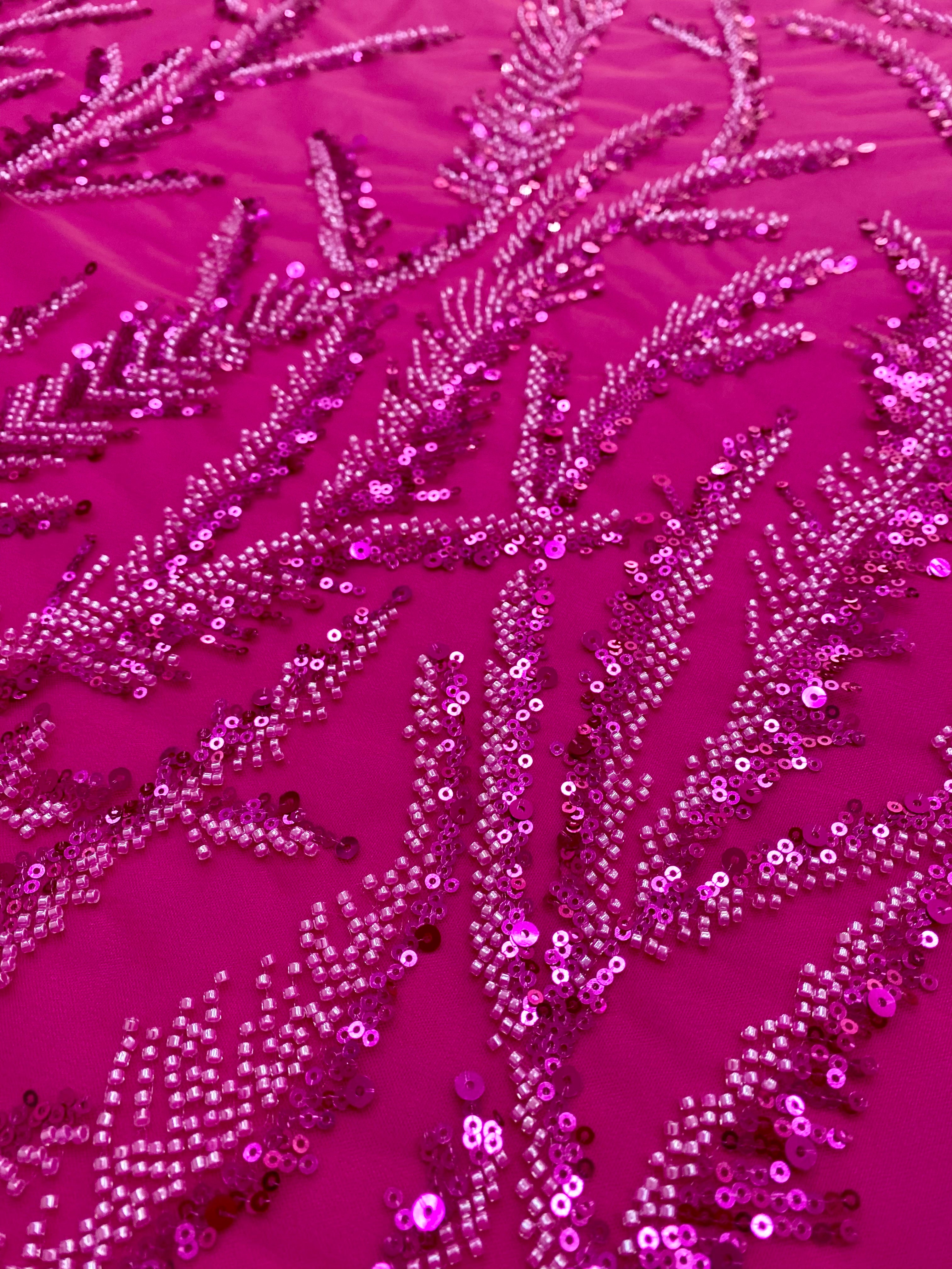 Dantela Couture fukszia ágacskákkal, gyöngyökkel és flitterekkel