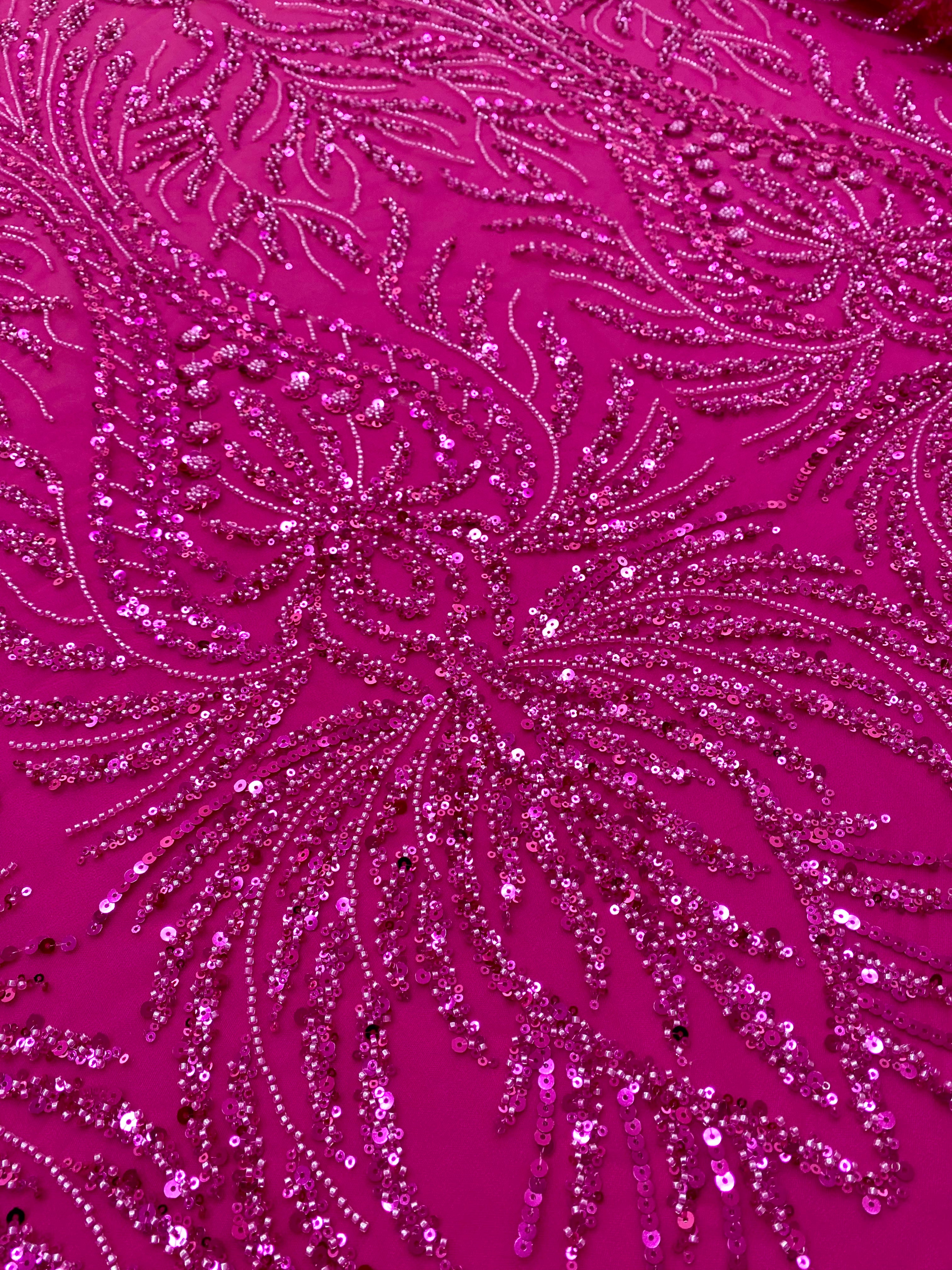 Dantela Couture Fucsia geometriai mintával, gyöngyökkel és flitterekkel