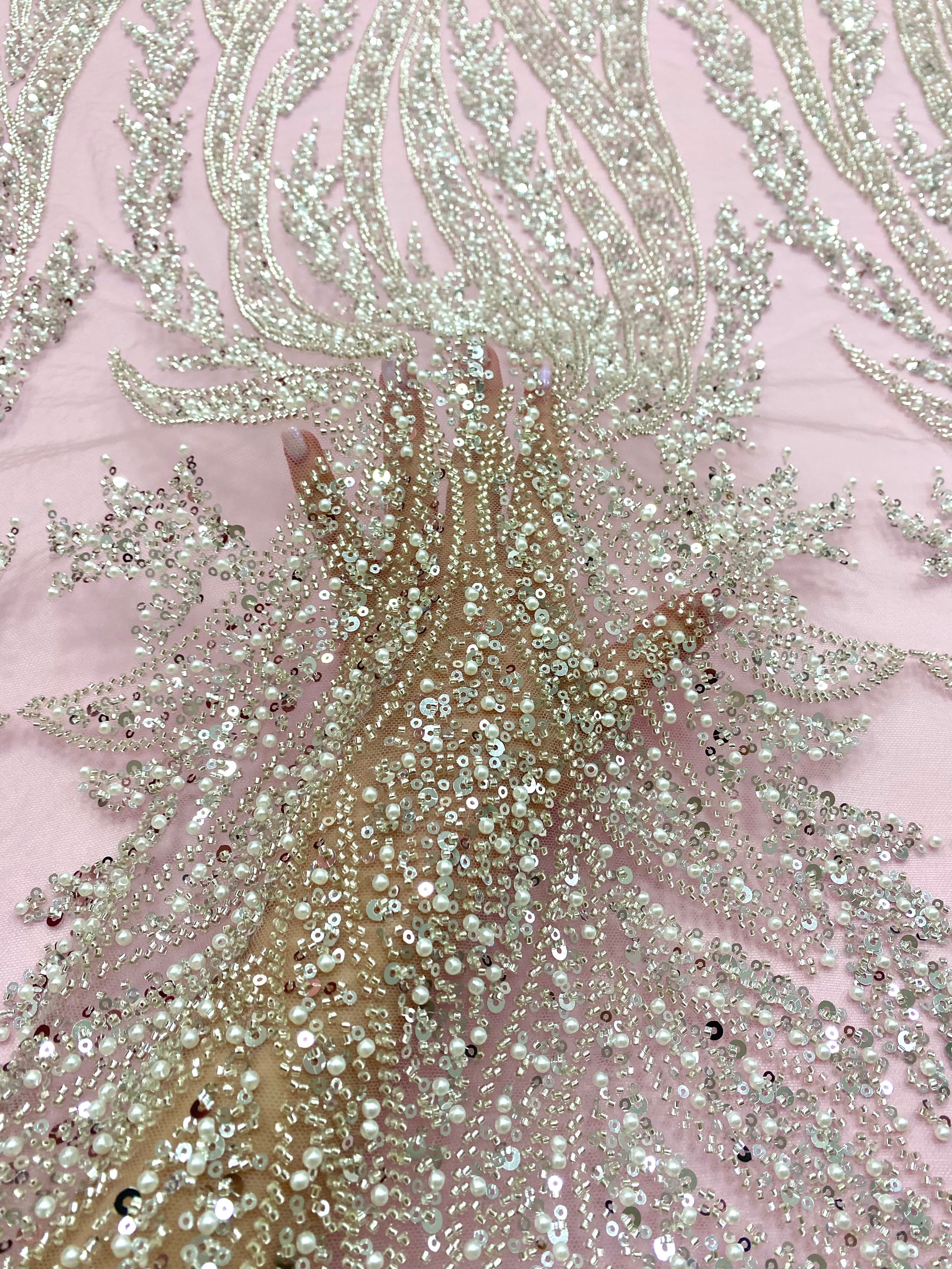 Dantela Couture Argintie pe Tulle Roz cu Panou, cu Perle, Margele si Paiete