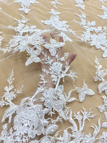 Couture csipke pillangómintával, gyöngyökkel, gyöngyöcskékkel és flitterekkel