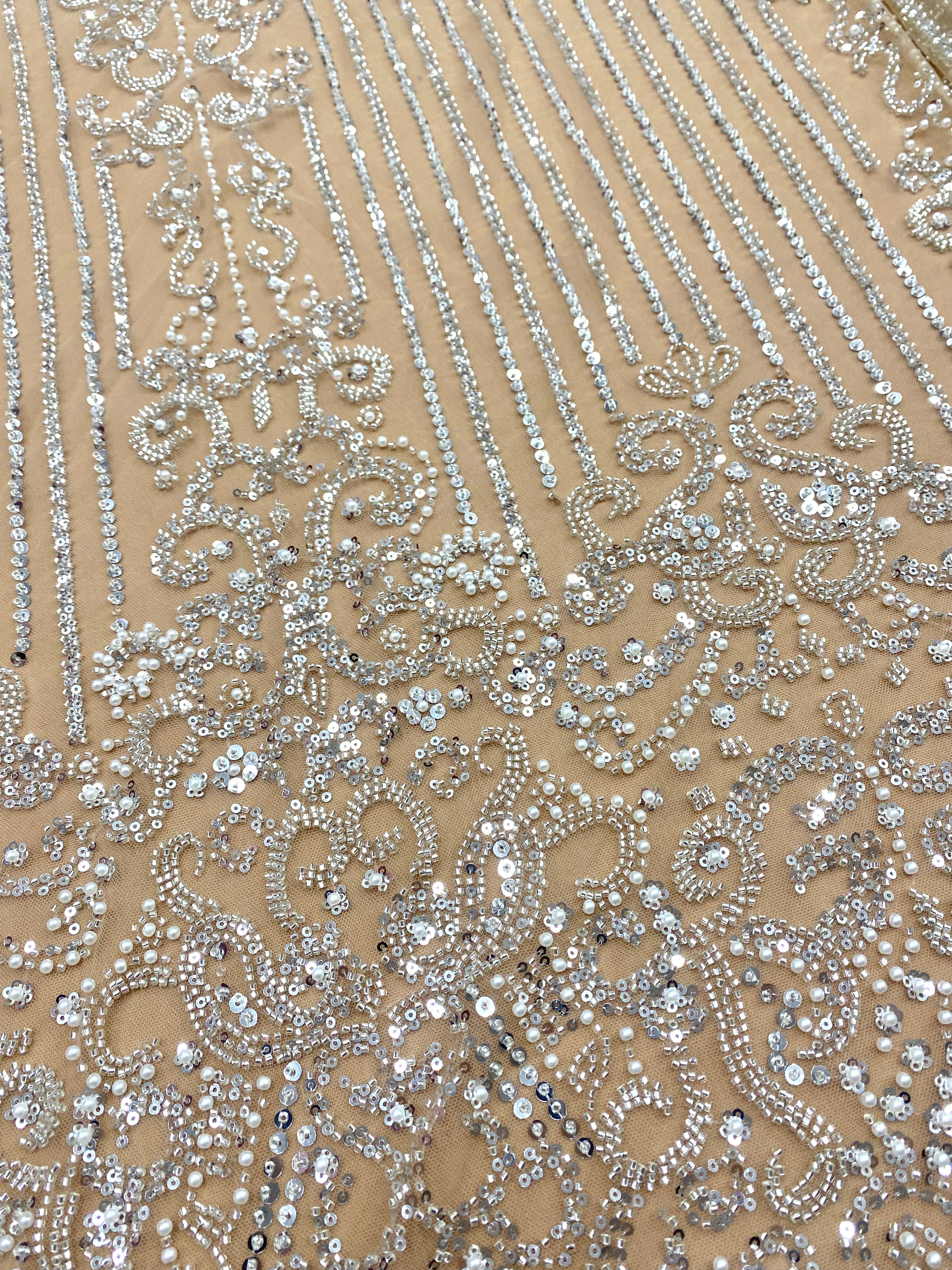 Csipke Couture ezüst tüllön, nude alapon, geometrikus mintával, gyöngyökkel, gyöngy díszítéssel és flitterekkel