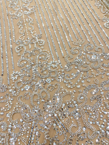 Csipke Couture ezüst tüllön, nude alapon, geometrikus mintával, gyöngyökkel, gyöngy díszítéssel és flitterekkel