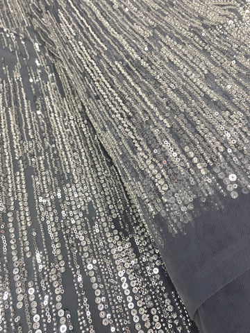 Csipke Couture ezüst színben antracitszürke tüllön, lineáris mintával, gyöngyökkel és flitterekkel