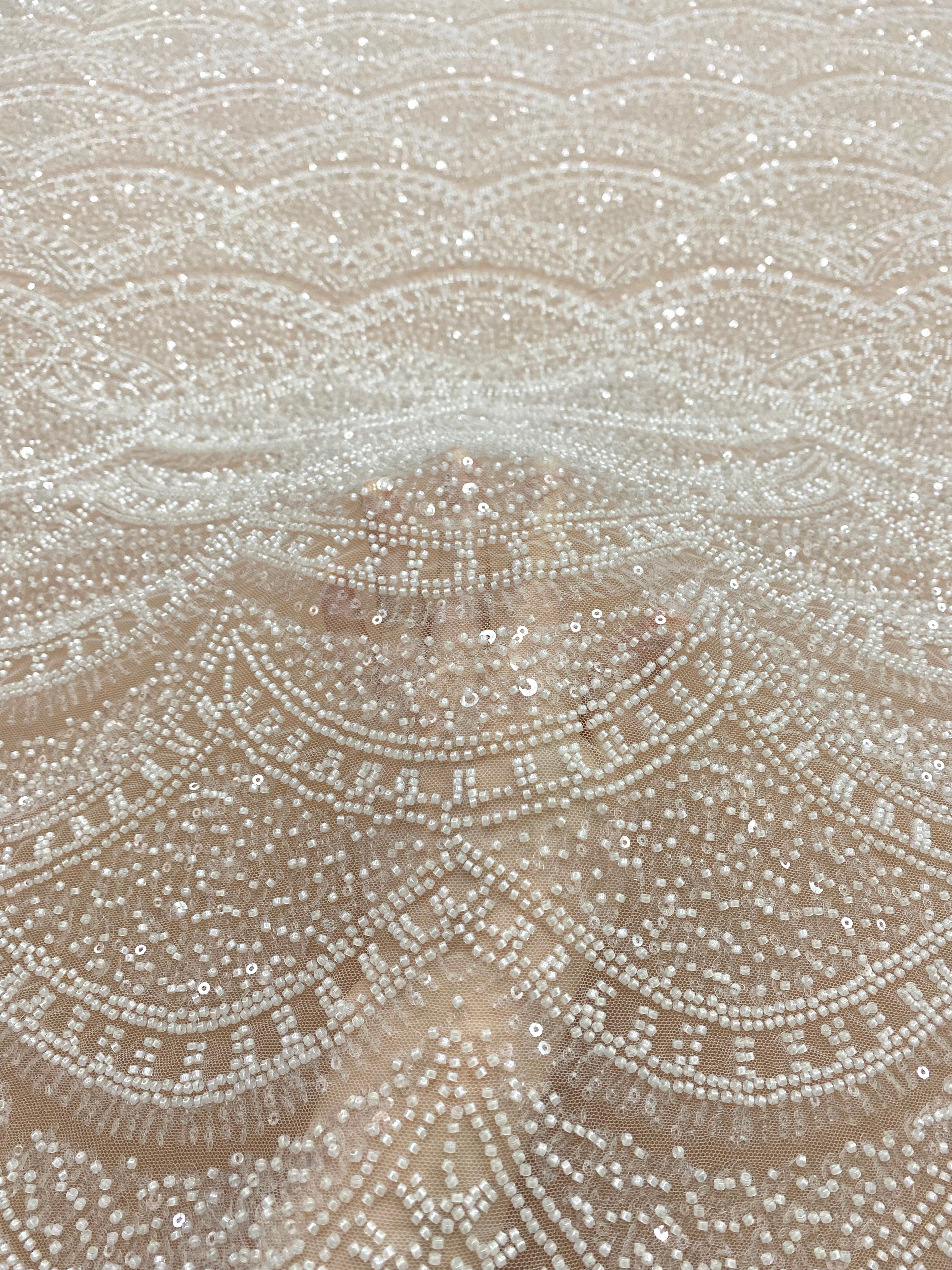 Elefántcsont csipke geometriai mintával, gyöngyökkel és flitterekkel