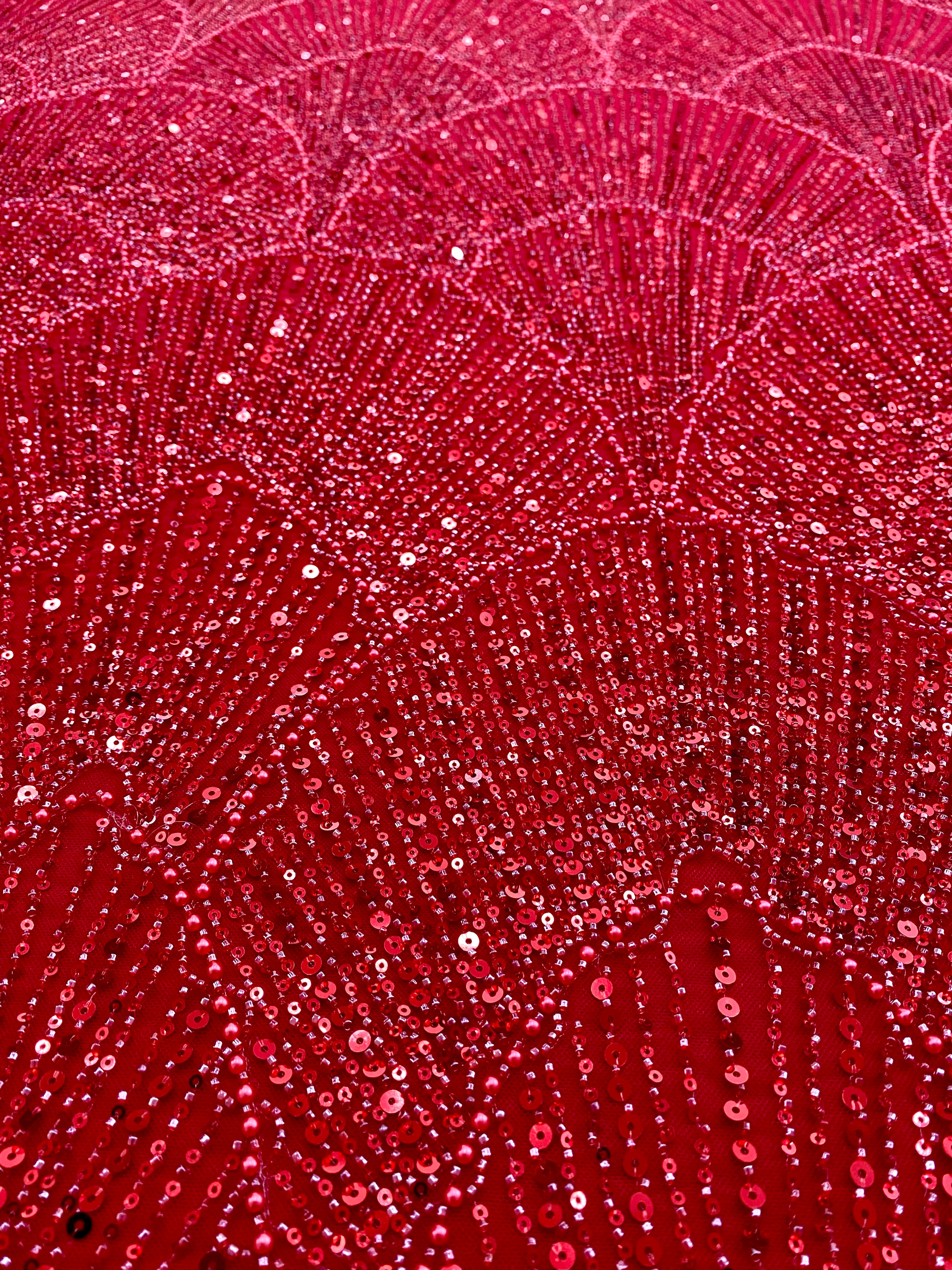 Piros Couture csipke geometriai mintával, gyöngyökkel, gyöngyöcskékkel és flitterekkel