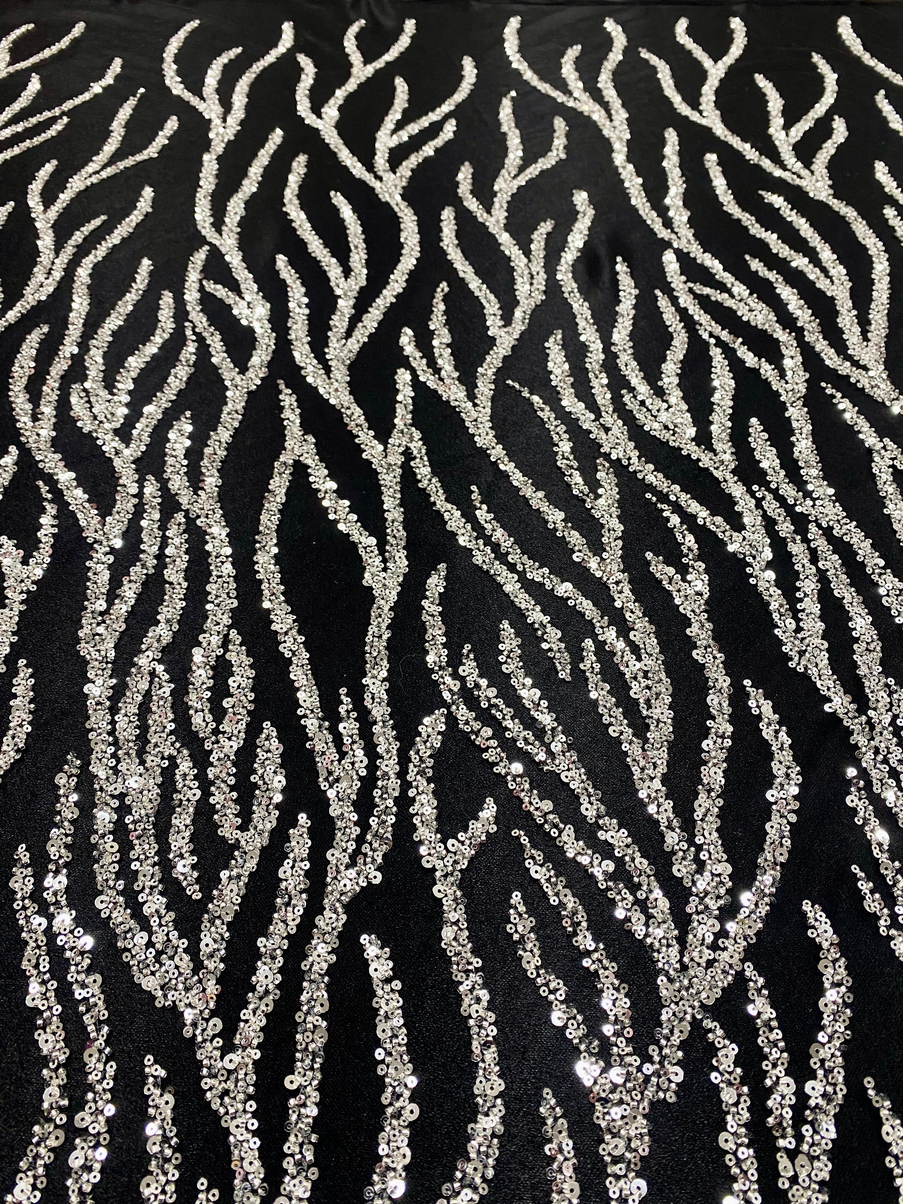 Dantela Couture Argintie pe Tulle Negru cu Siraguri, cu Margele si Paiete