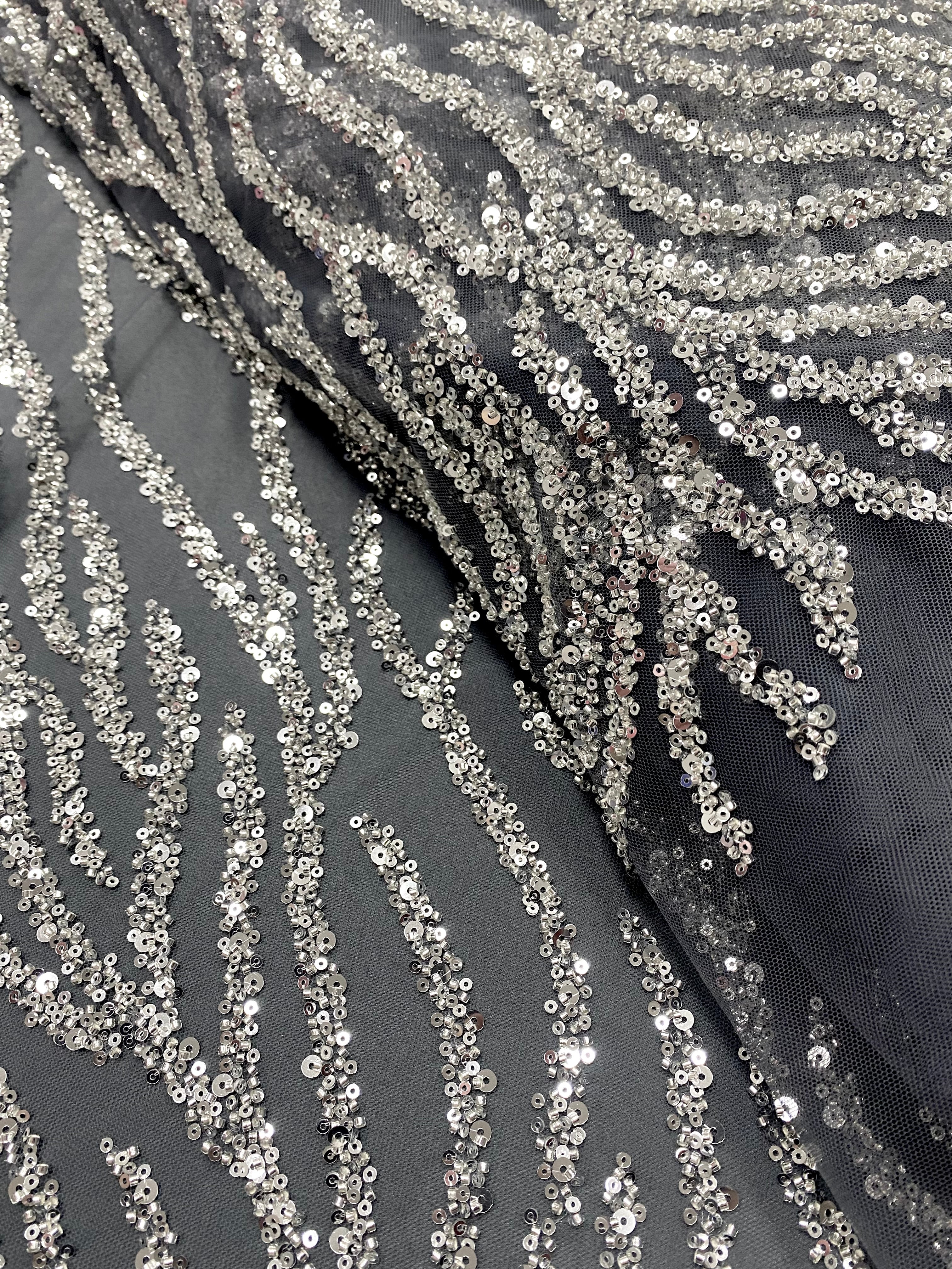 Csipke Couture ezüst tüllön antracit színben, gyöngy- és flitterfüzérekkel, gyöngyökkel és flitterekkel