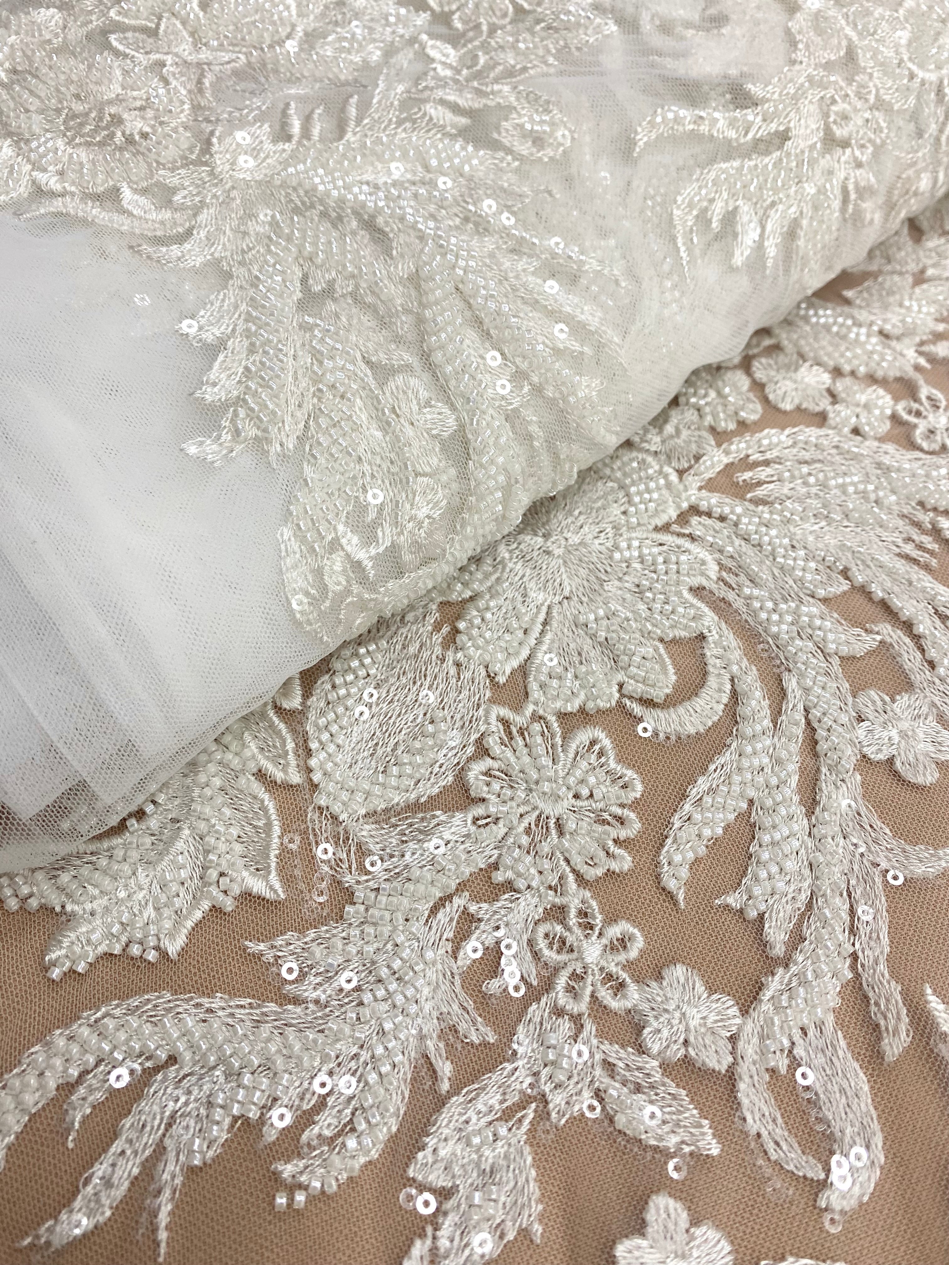 Dantela Couture Ivory virágmintás, gyöngyökkel és flitterekkel