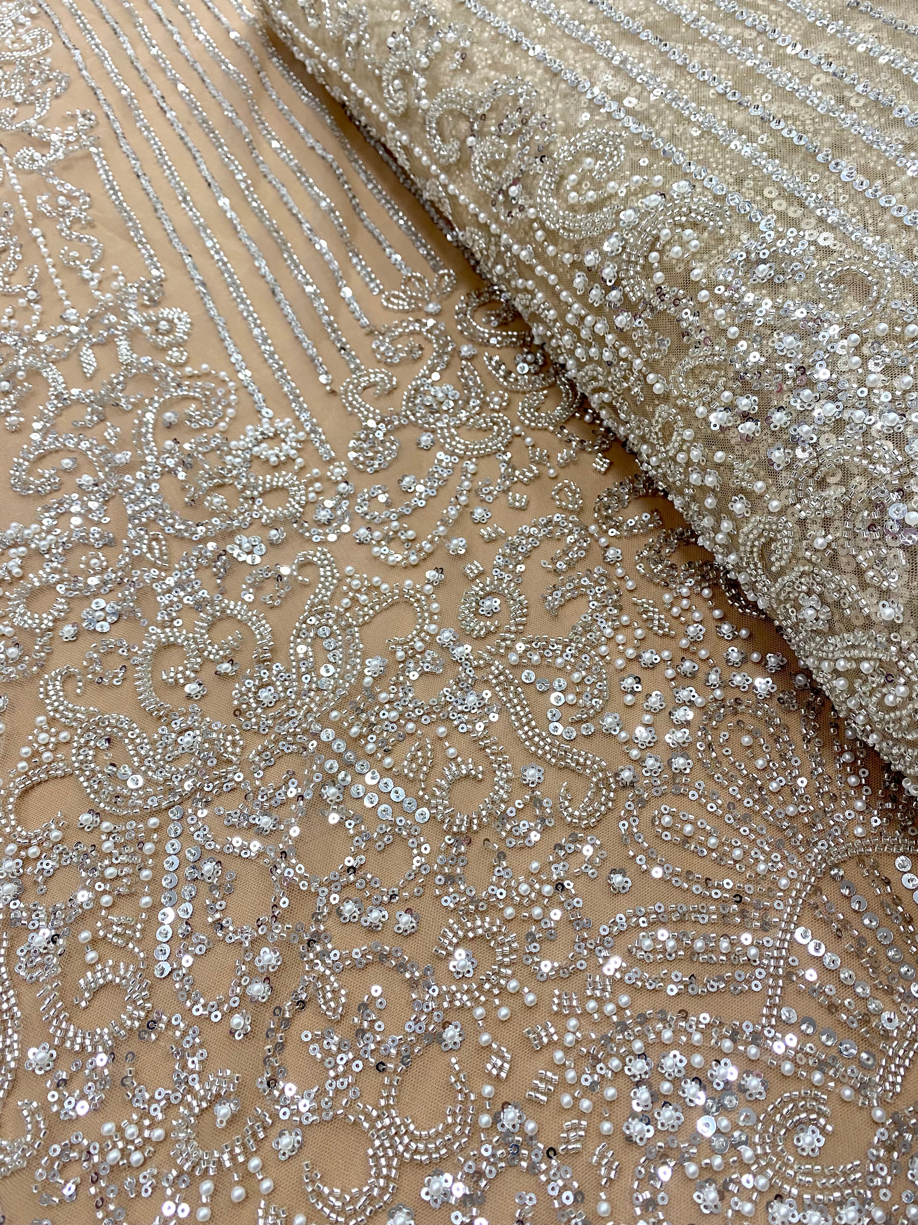 Csipke Couture ezüst tüllön, nude alapon, geometrikus mintával, gyöngyökkel, gyöngy díszítéssel és flitterekkel