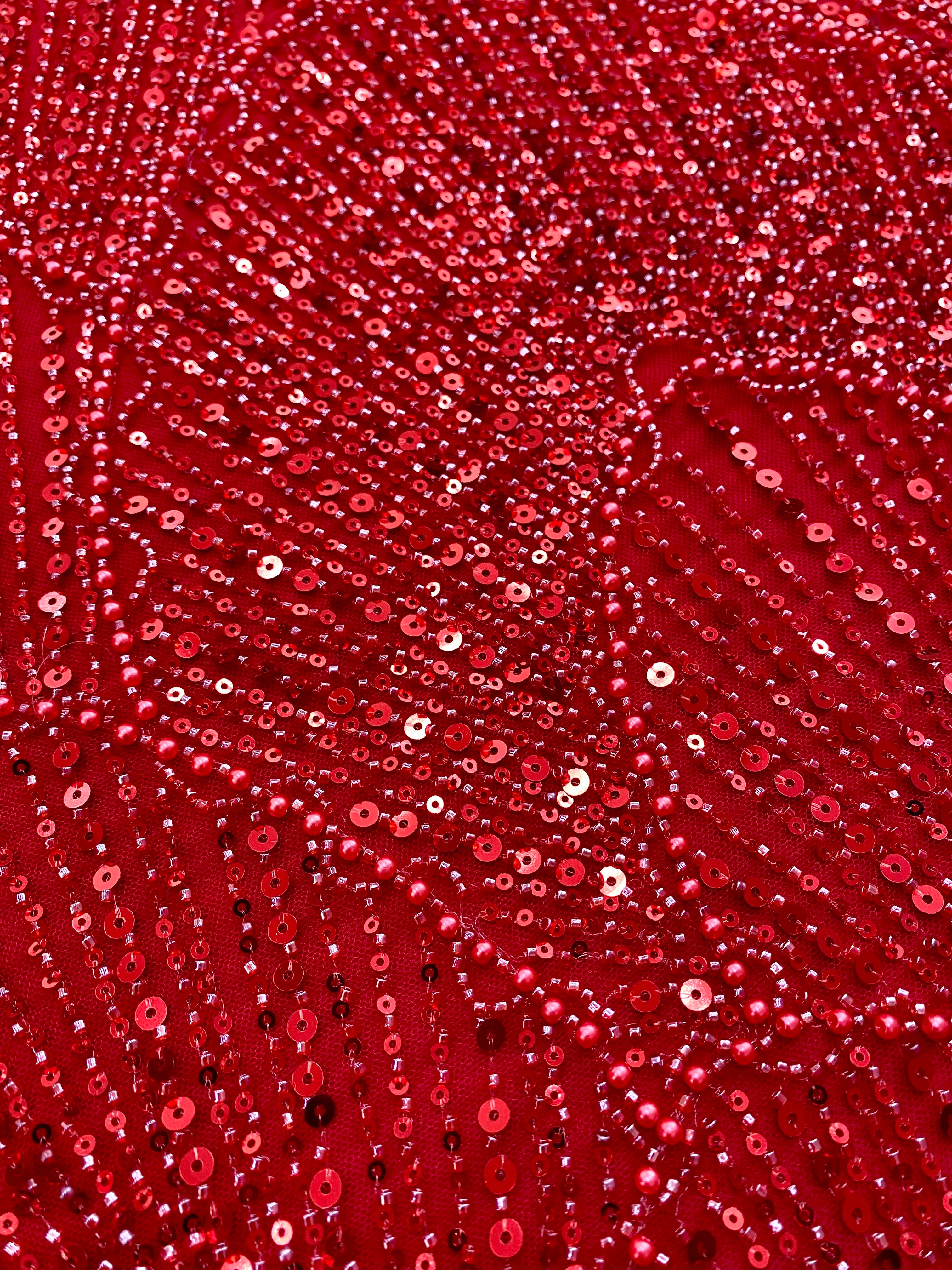 Piros Couture csipke geometriai mintával, gyöngyökkel, gyöngyöcskékkel és flitterekkel