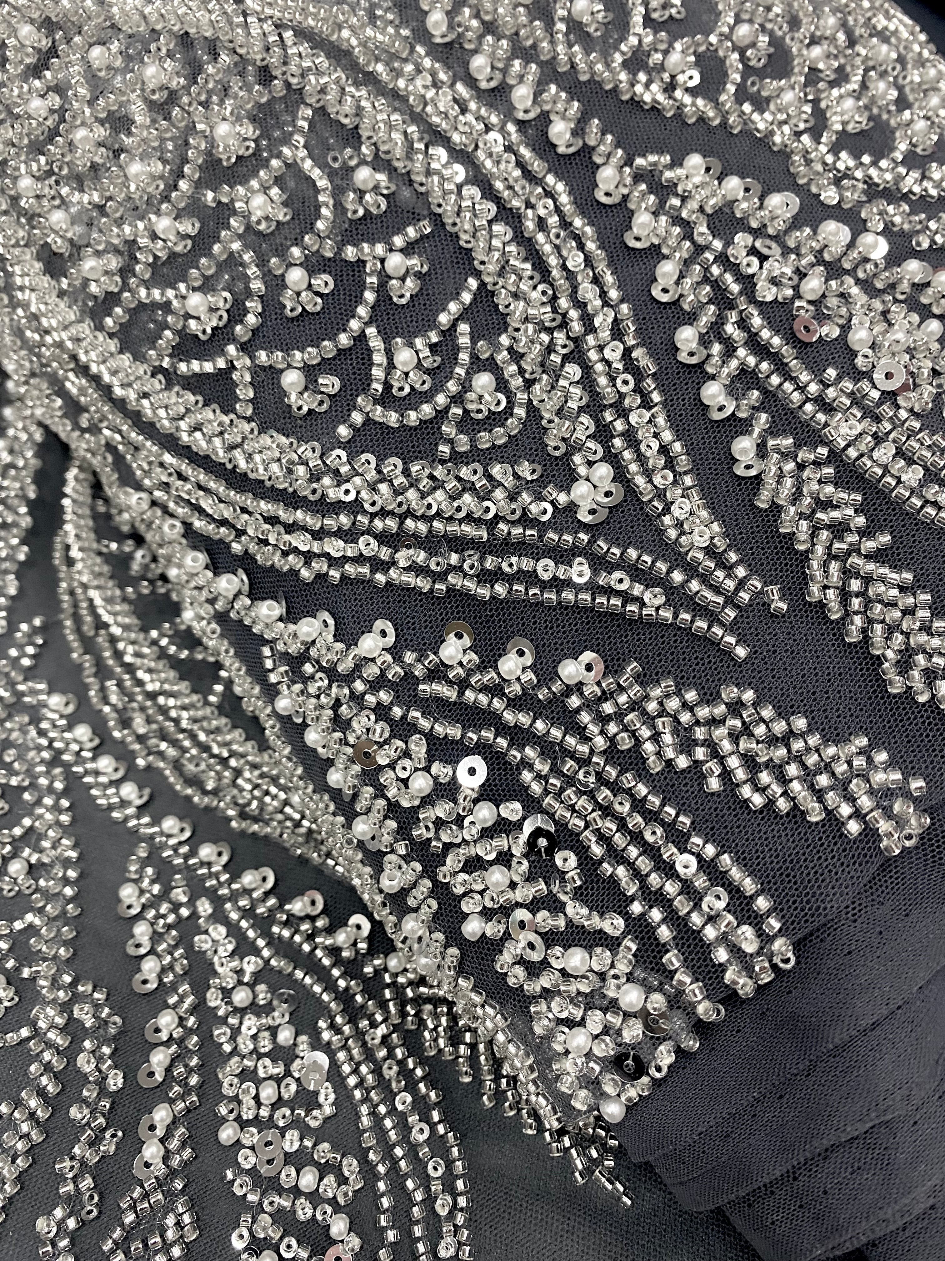 Dantela Couture Argintie pe Tulle Antracit cu Panou, cu Perle, Margele si Paiete