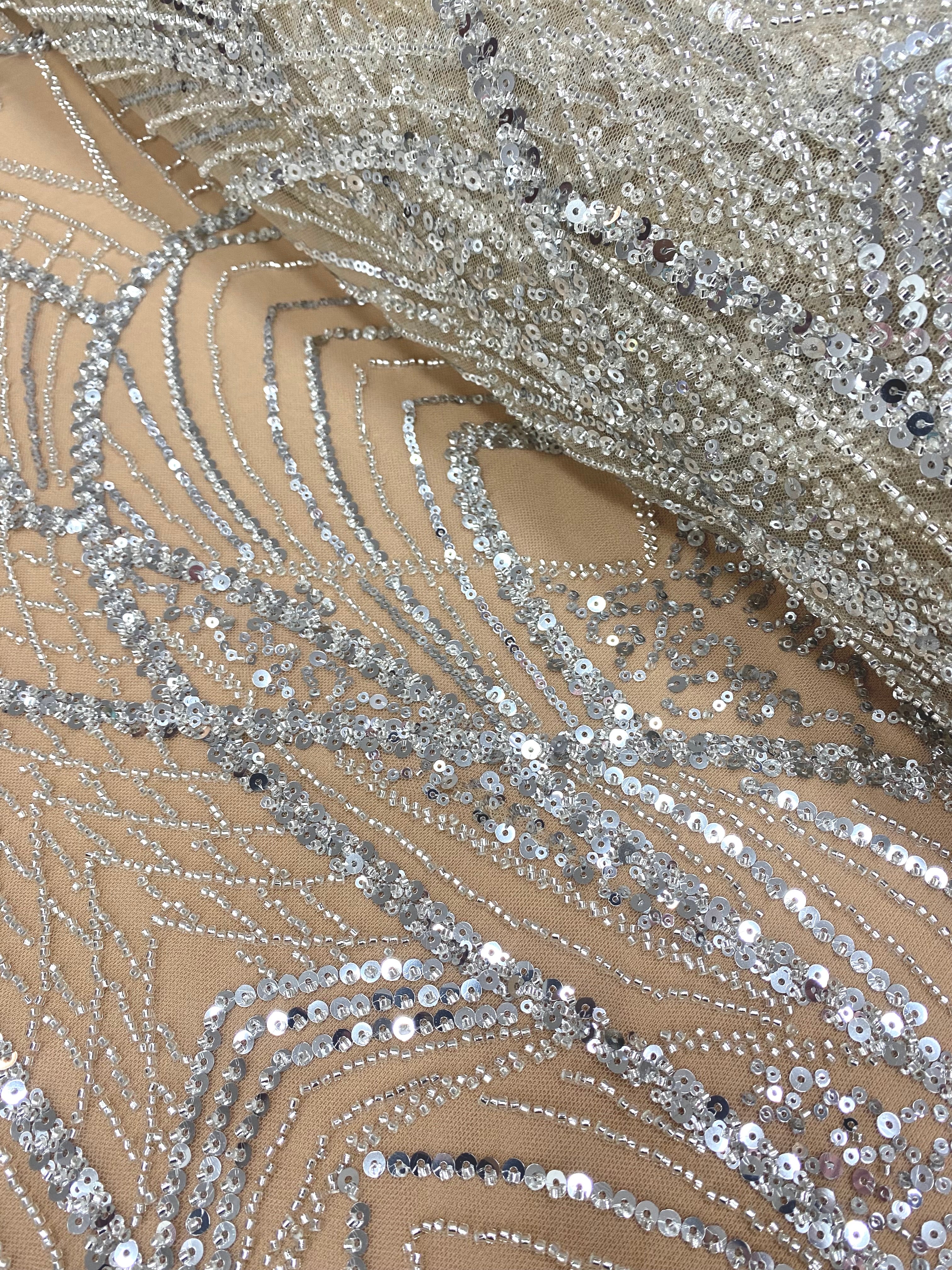 Csipke Couture ezüst tüll nude panellel, gyöngyökkel és flitterekkel