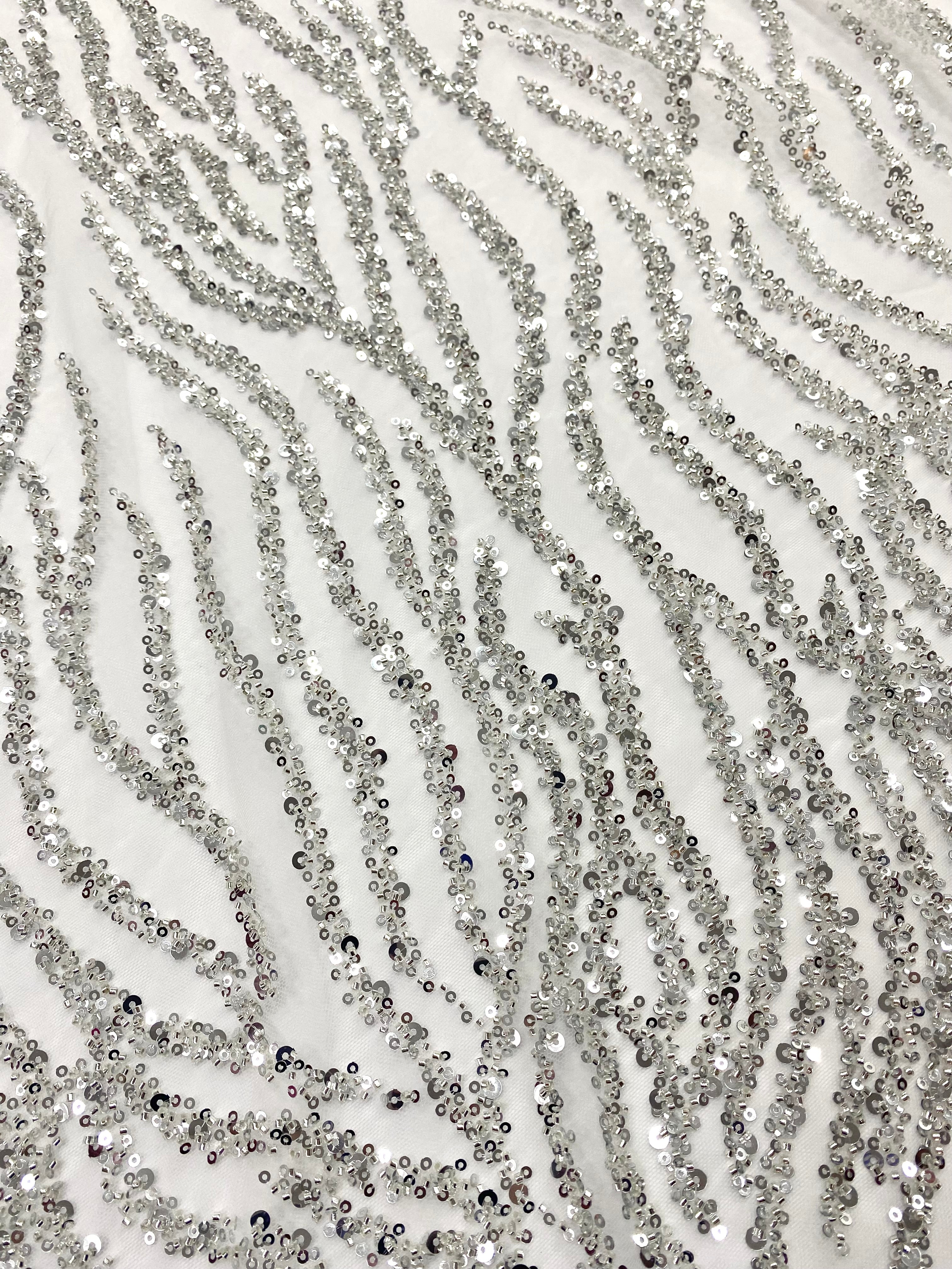 Csipke Couture ezüst tüllön, elefántcsont színben, gyöngy- és flitterfüzérekkel, gyöngyökkel és flitterekkel