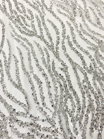 Csipke Couture ezüst tüllön, elefántcsont színben, gyöngy- és flitterfüzérekkel, gyöngyökkel és flitterekkel