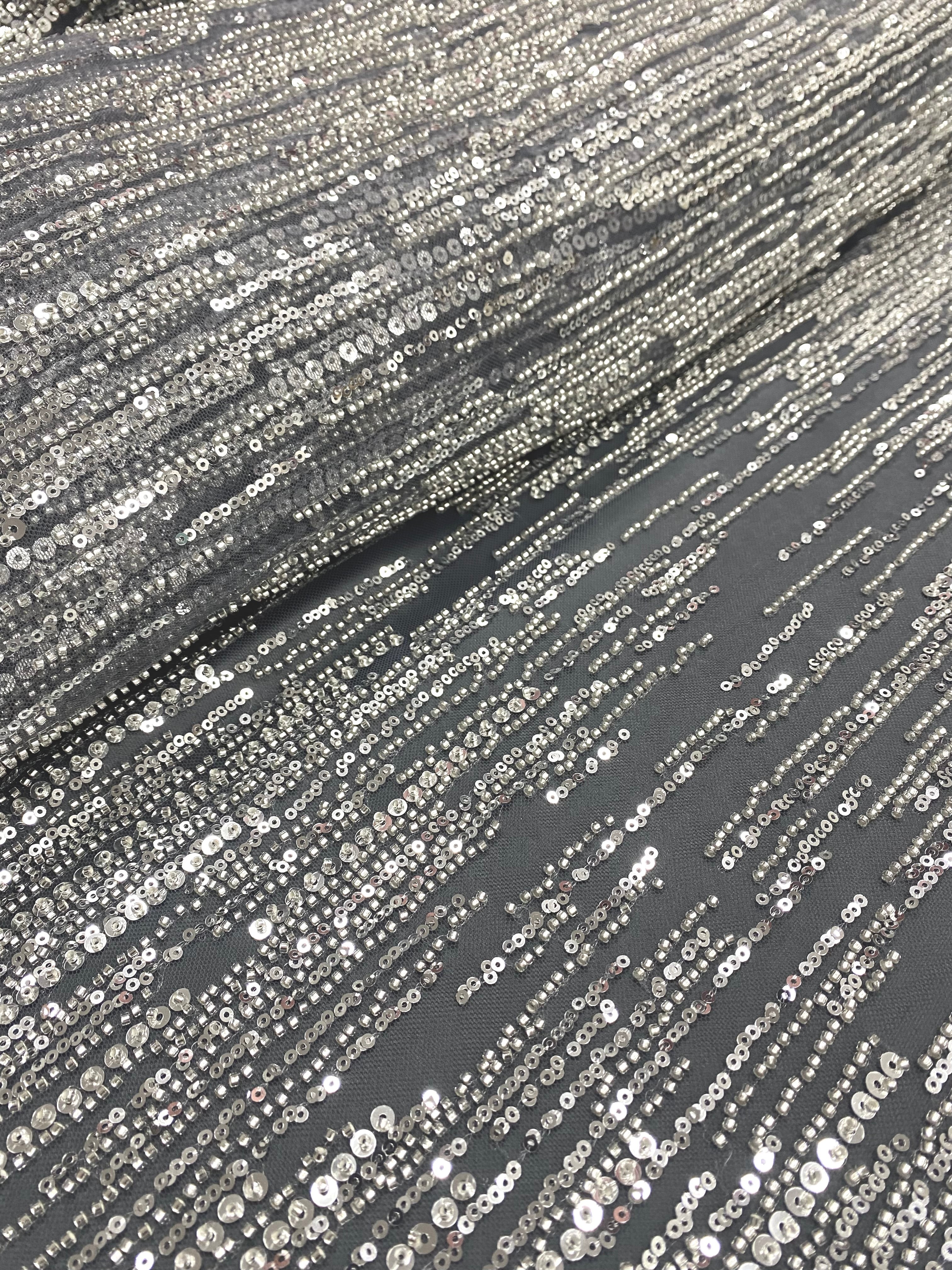 Csipke Couture ezüst színben antracitszürke tüllön, lineáris mintával, gyöngyökkel és flitterekkel