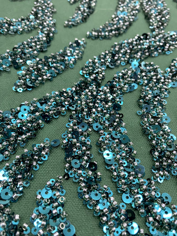 Dantela Couture Smaragdzöld Geometriai Mintával, Gyöngyökkel és Flitterekkel