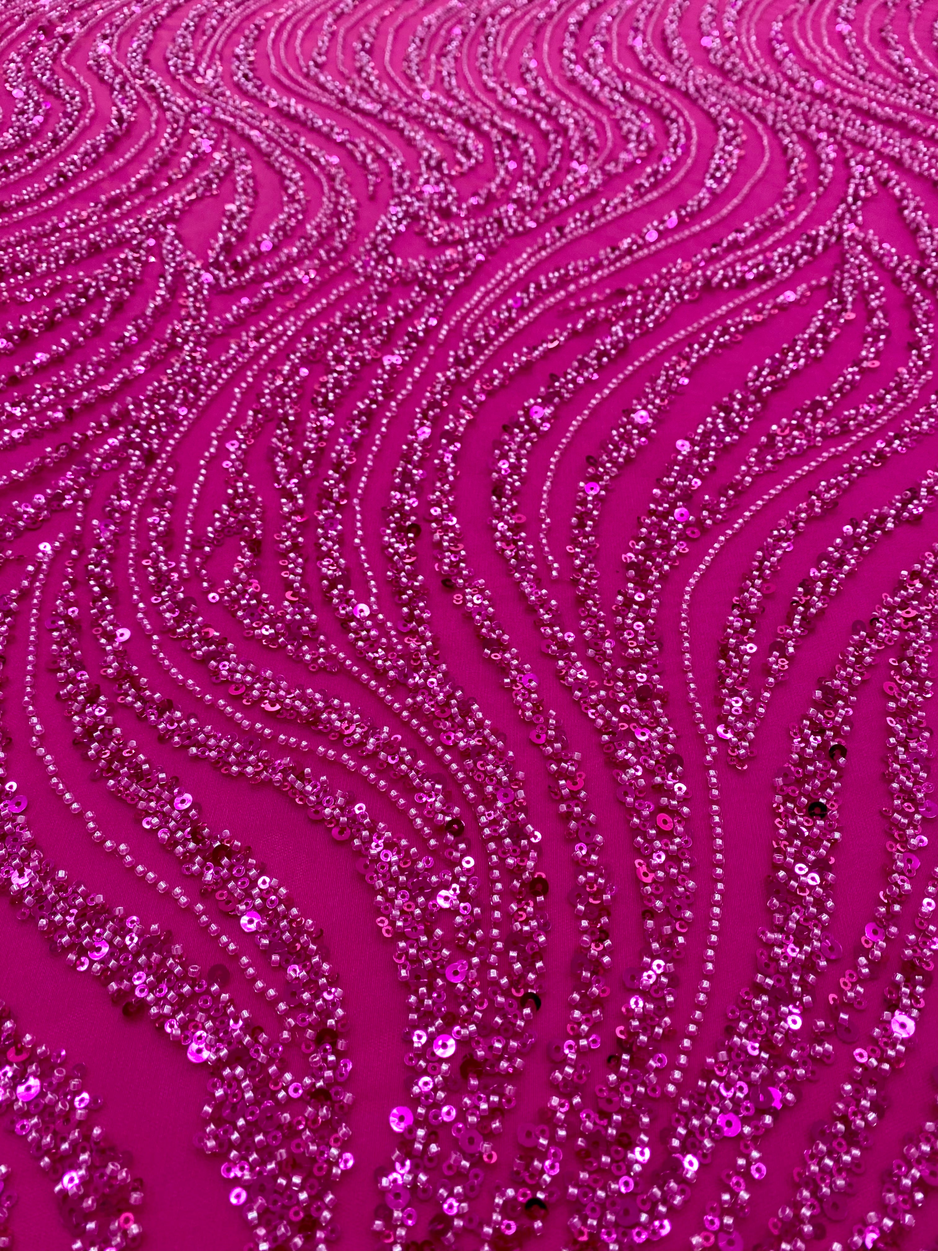 Dantela Couture Fucsia lineáris mintával, gyöngyökkel és flitterekkel