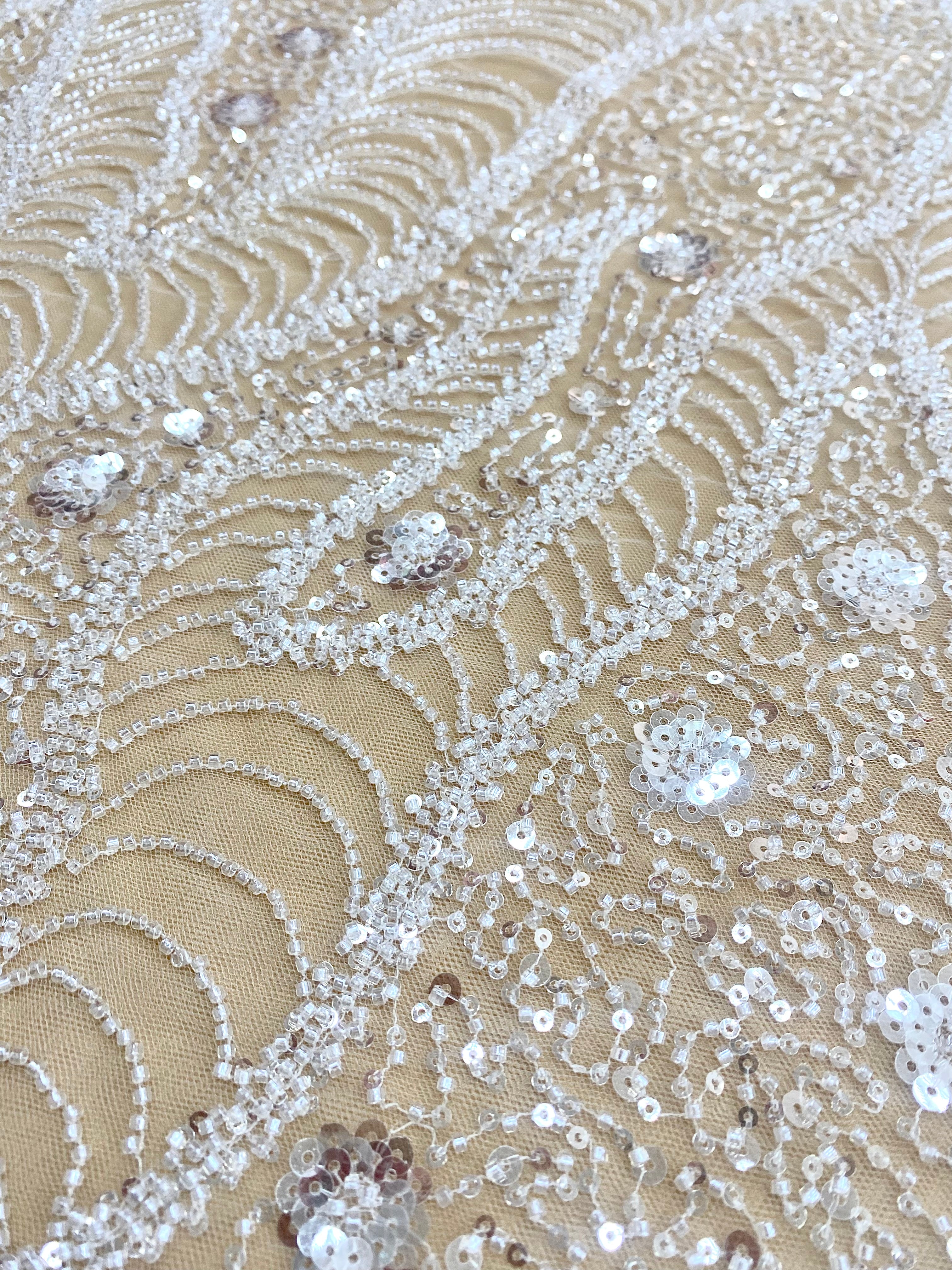 Dantela Couture Diamond geometriai mintával és virágokkal, gyöngyökkel és flitterekkel