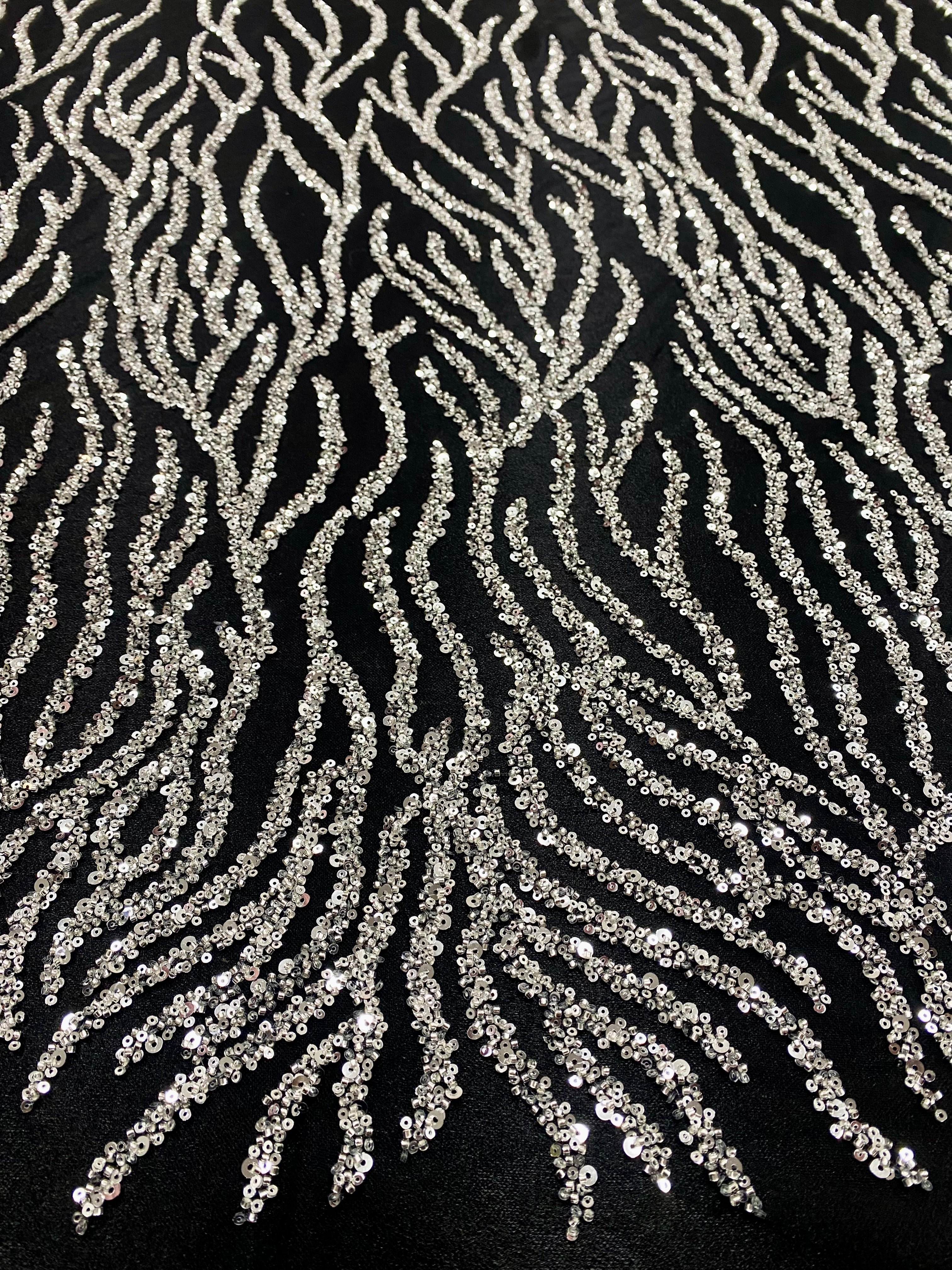 Dantela Couture Argintie pe Tulle Negru cu Siraguri, cu Margele si Paiete