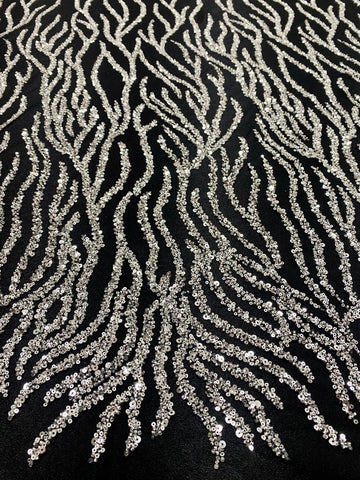 Dantela Couture Argintie pe Tulle Negru cu Siraguri, cu Margele si Paiete