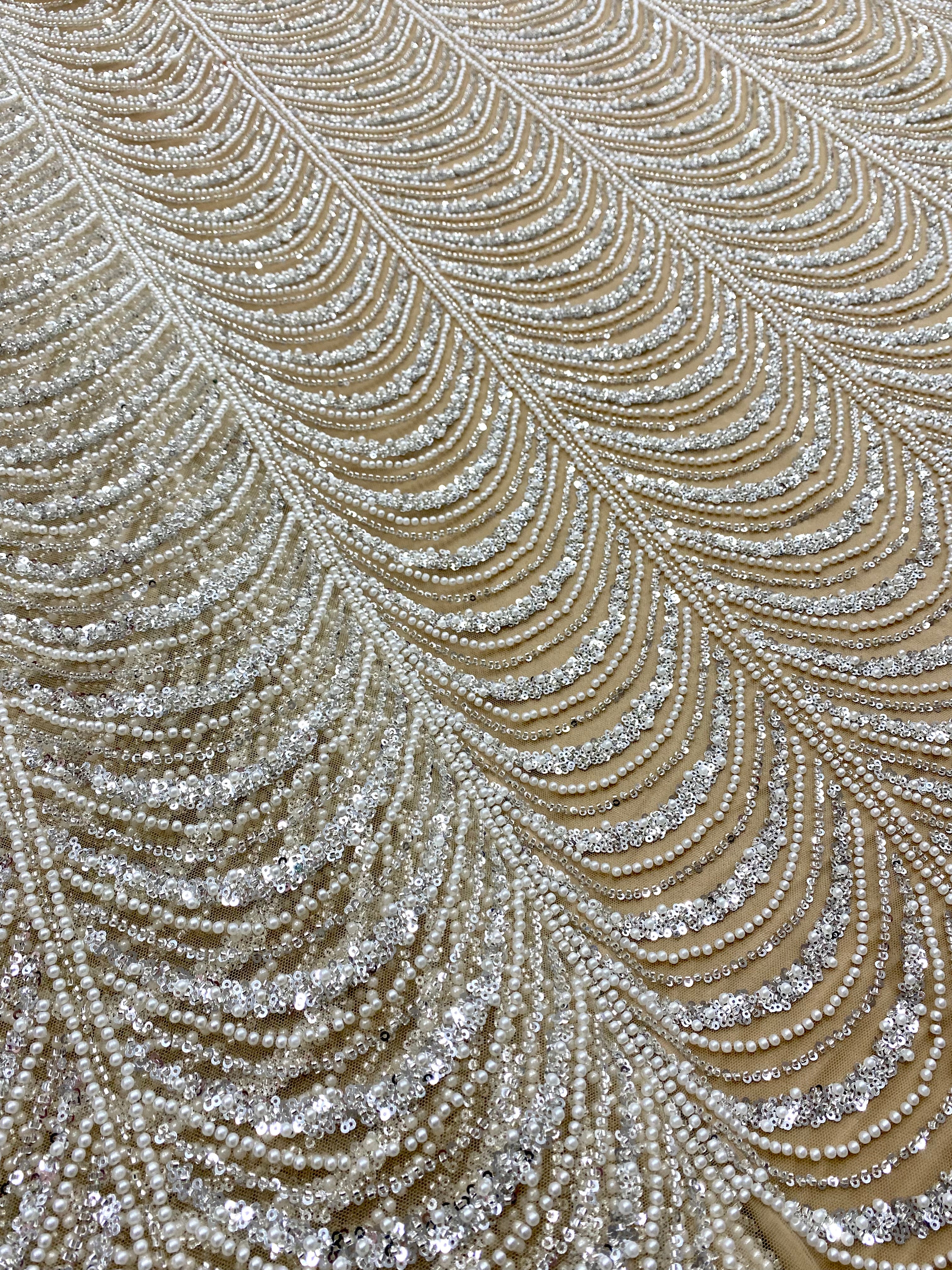 Ezüst Couture Csipke Nude Tüllön Geometriai Mintával, Gyöngyökkel, Gyöngyökkel és Flitterekkel