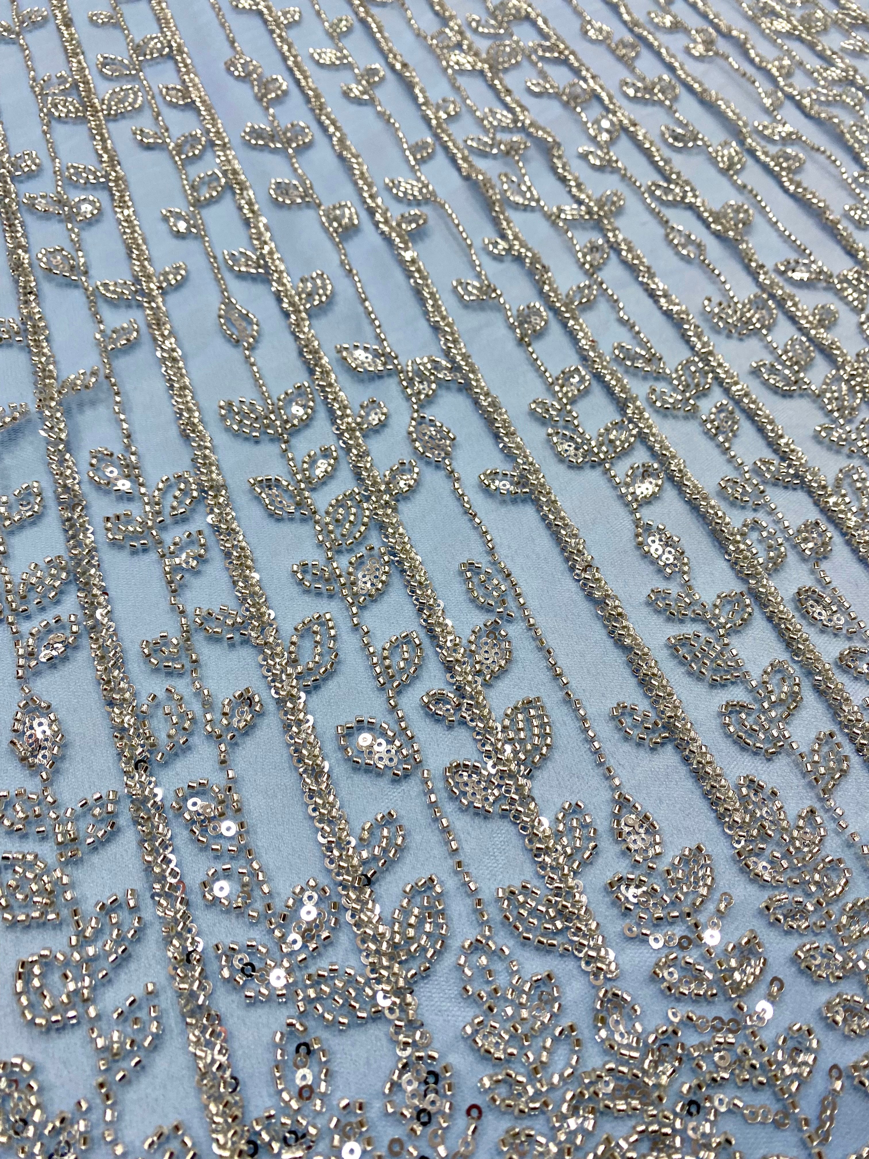 Ezüst Couture Csipke Baby Blue Tüllön, Vonalas és Levélmintával, Gyöngyökkel és Flitterekkel