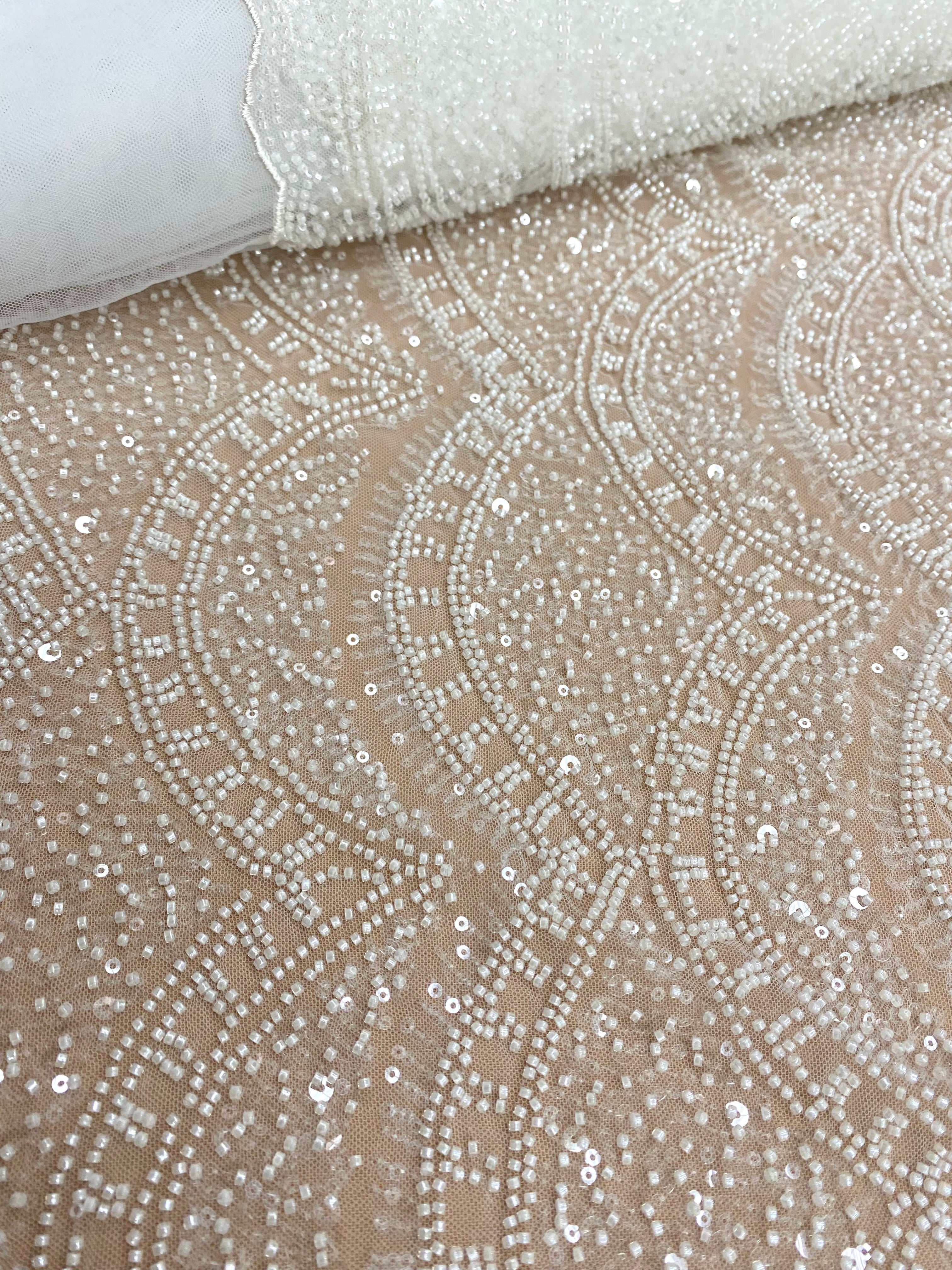 Elefántcsont csipke geometriai mintával, gyöngyökkel és flitterekkel