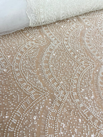 Elefántcsont csipke geometriai mintával, gyöngyökkel és flitterekkel