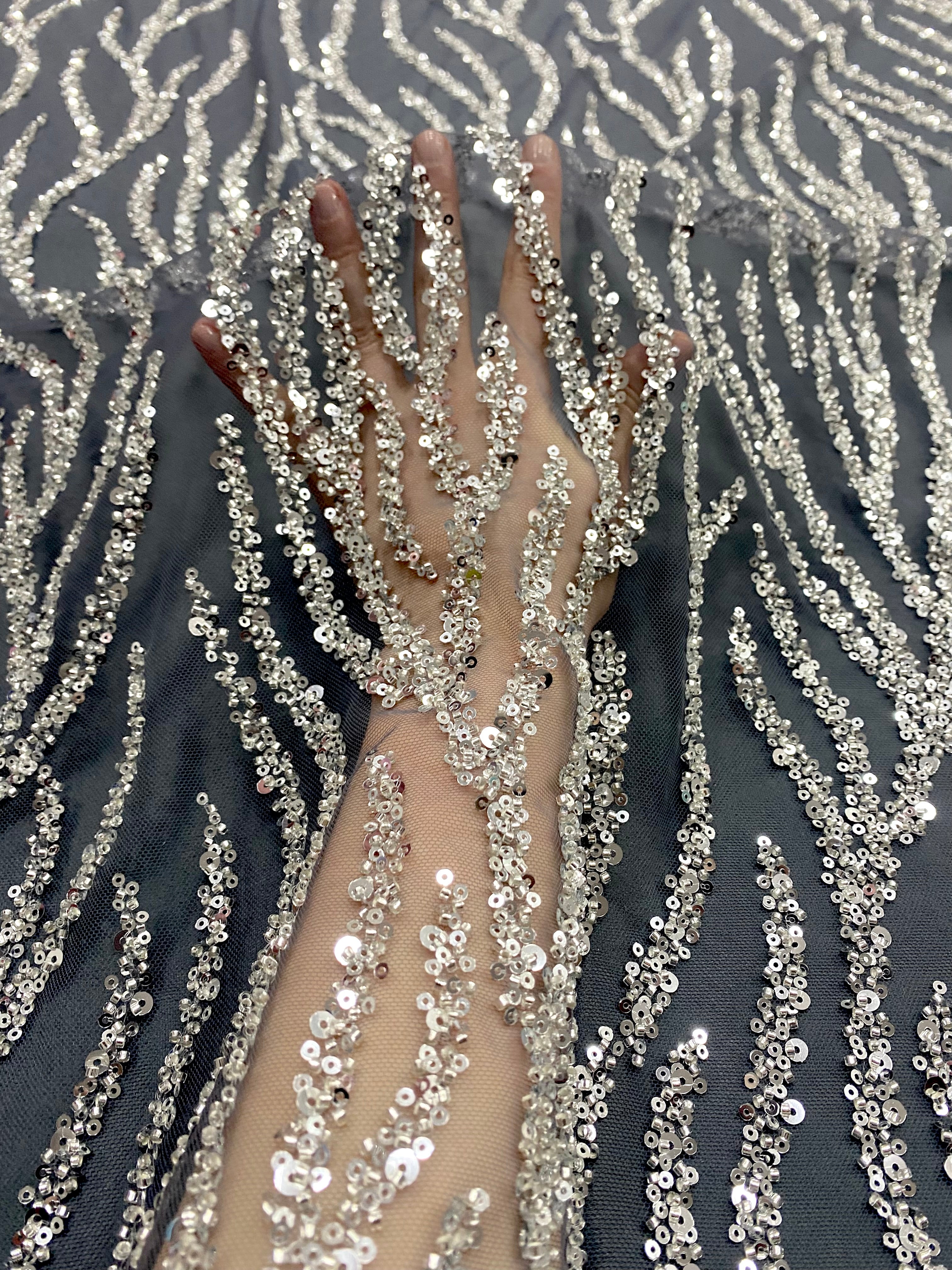 Csipke Couture ezüst tüllön antracit színben, gyöngy- és flitterfüzérekkel, gyöngyökkel és flitterekkel