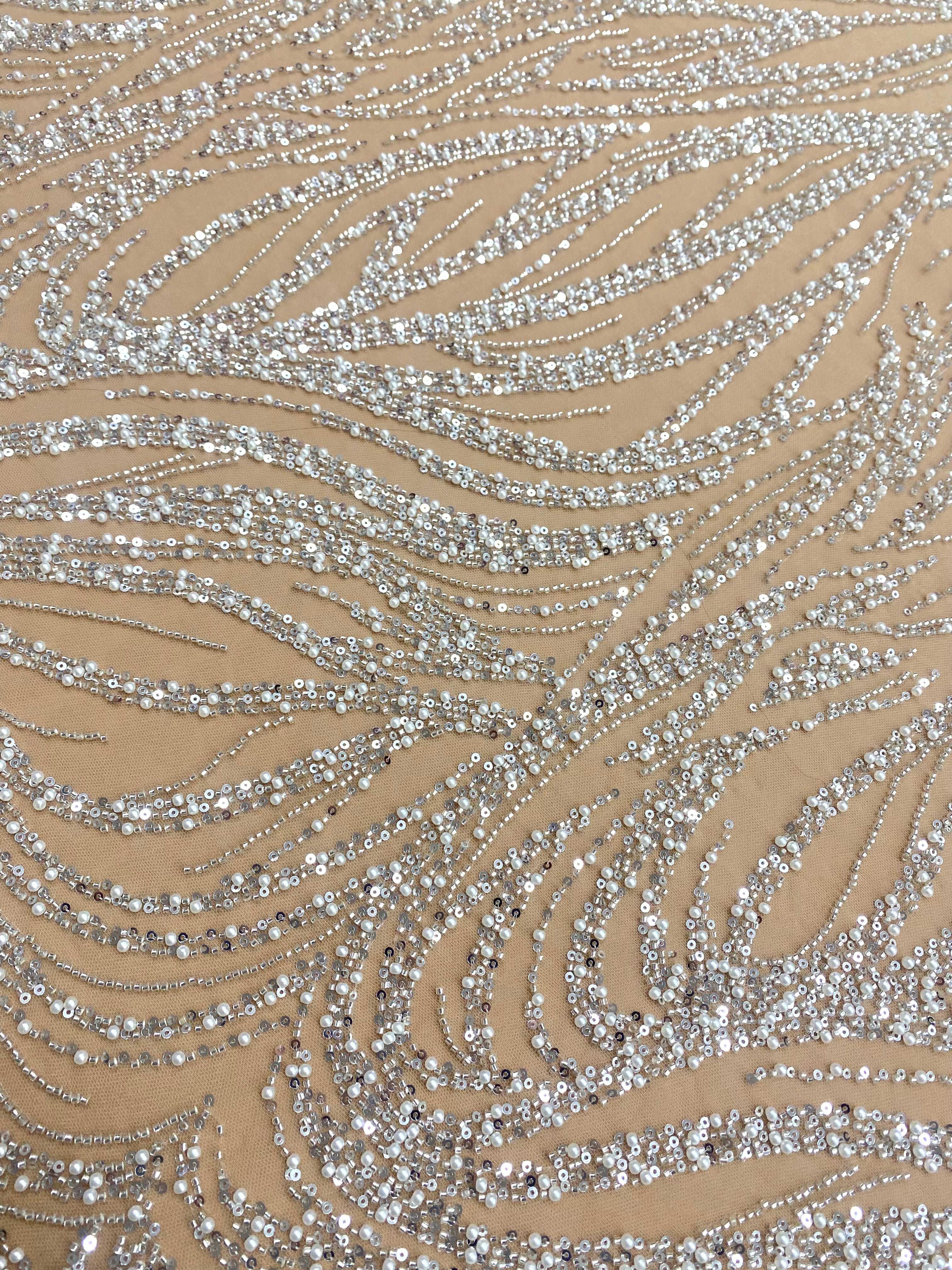 Dantela Couture Argintie pe Tulle Nude cu Model Geometric, cu Perle, Margele si Paiete