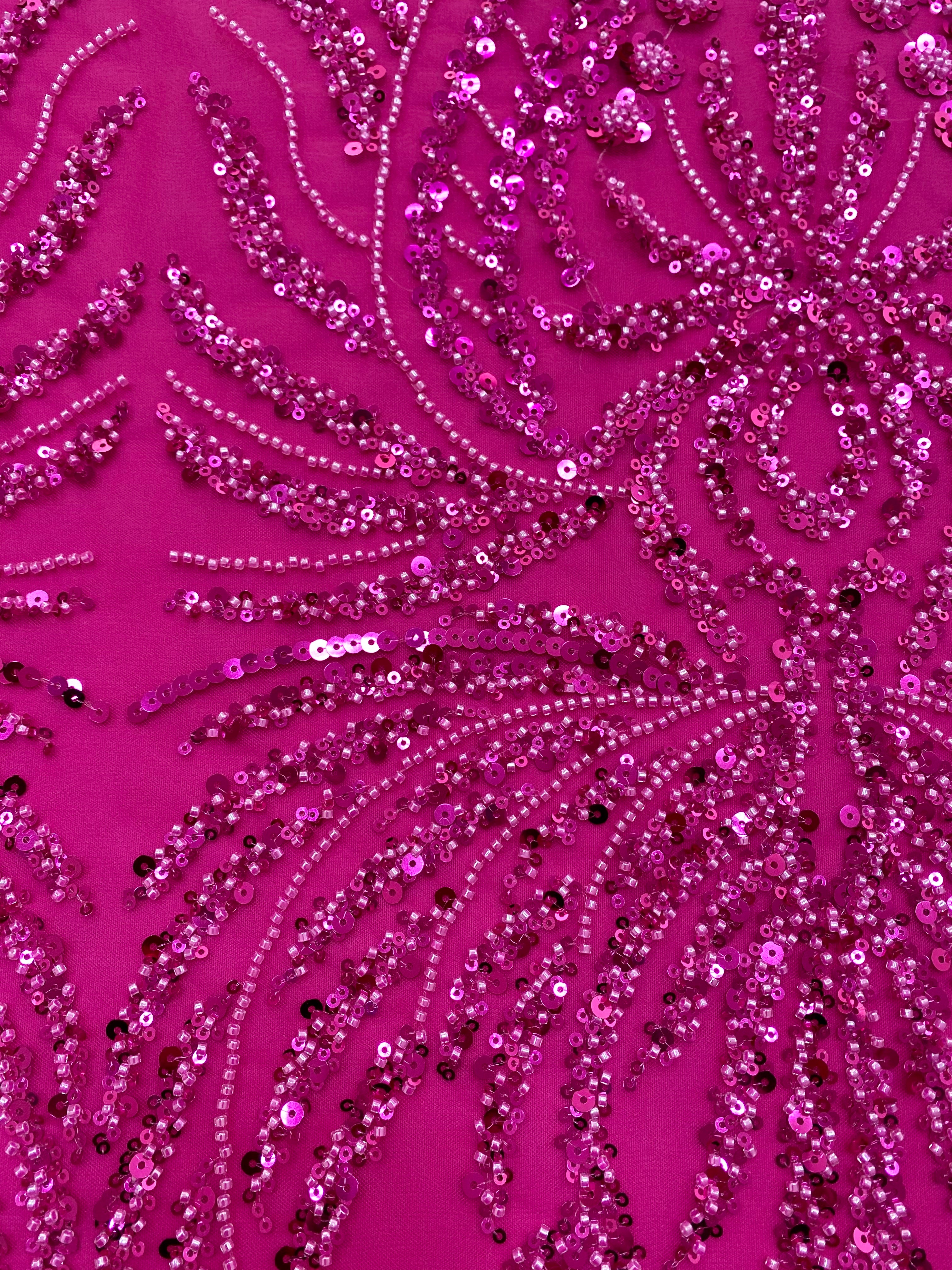 Dantela Couture Fucsia geometriai mintával, gyöngyökkel és flitterekkel