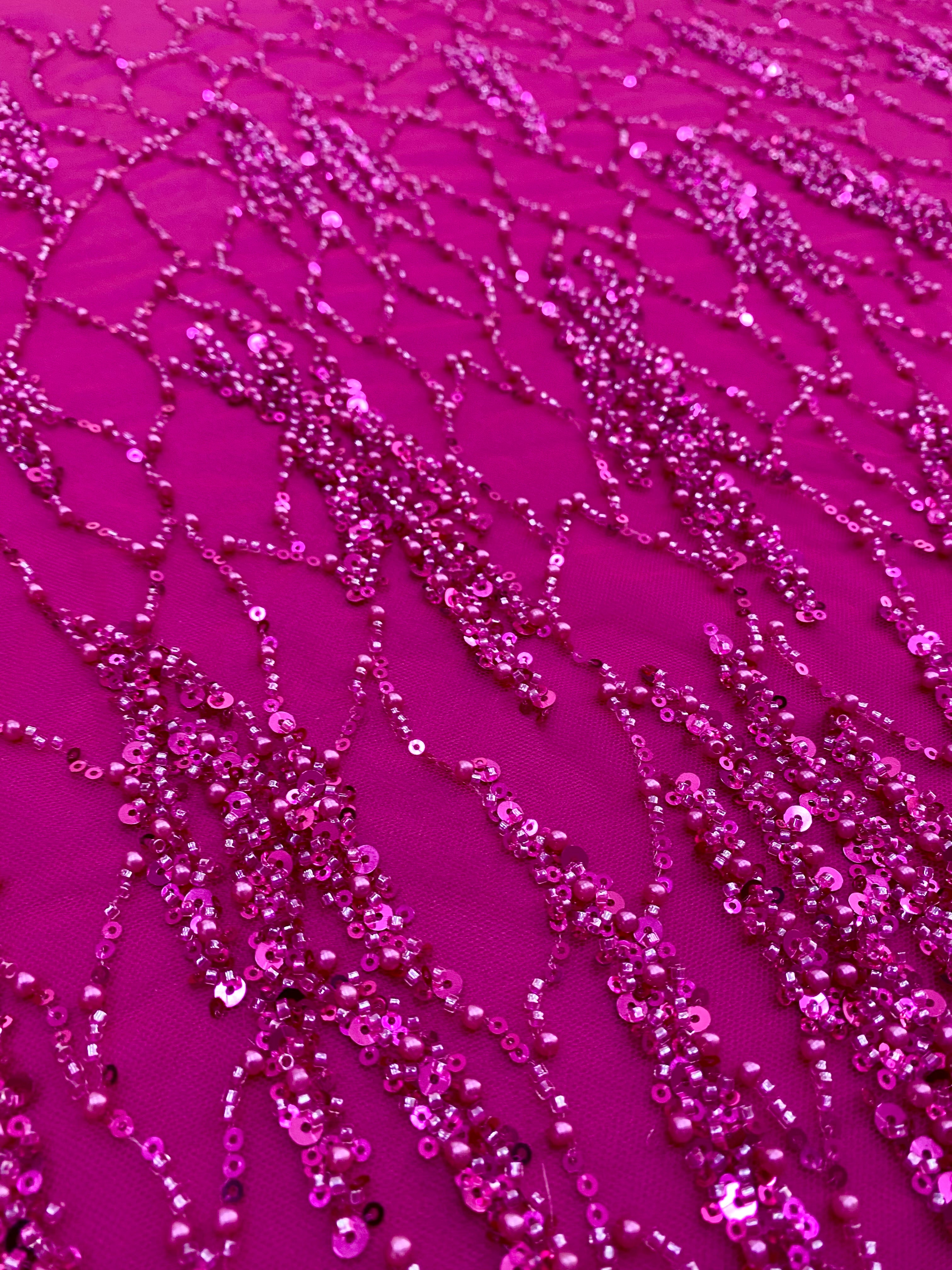 Dantela Couture Fucsia gyöngysorokkal, gyöngyökkel és flitterekkel