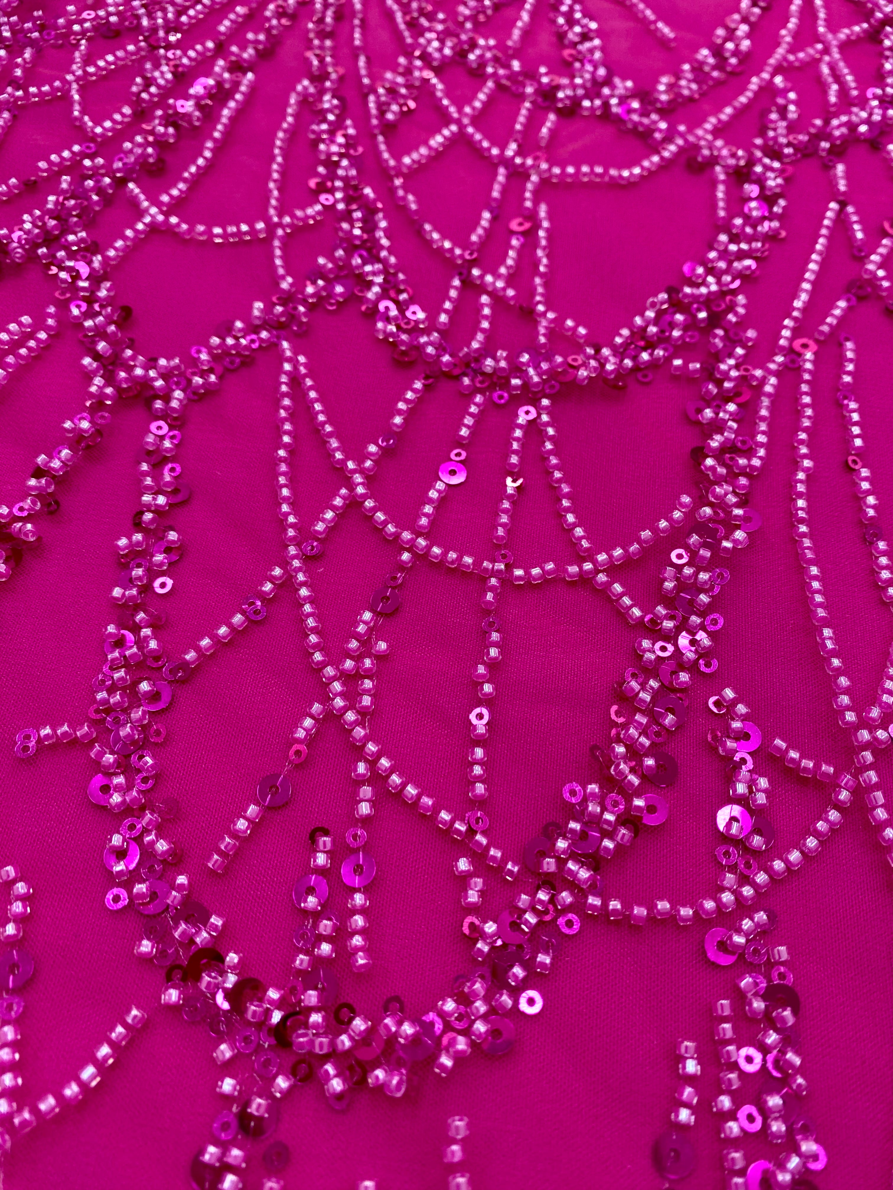 Dantela Couture Fucsia geometriai mintával, gyöngyökkel és flitterekkel