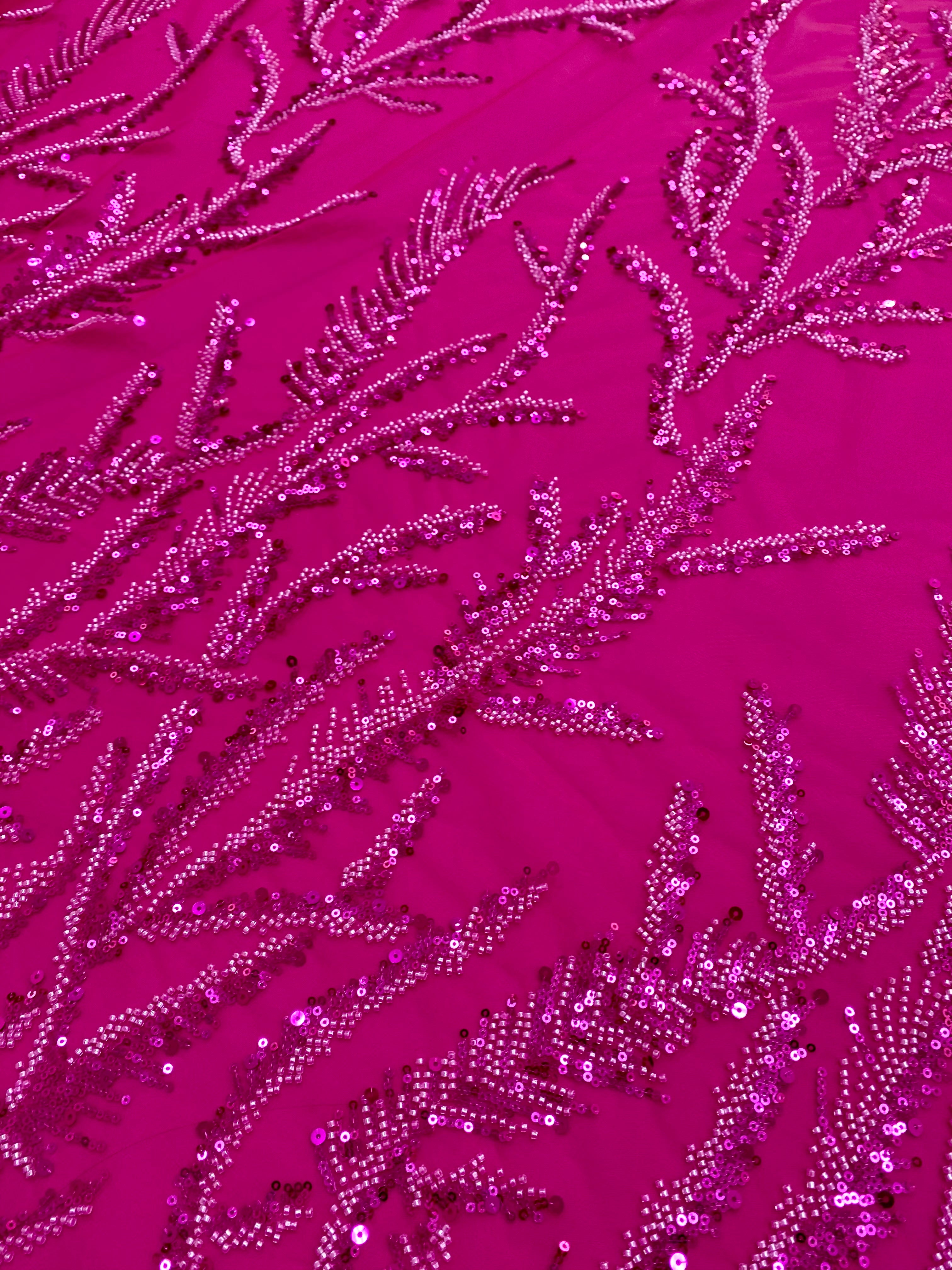 Dantela Couture fukszia ágacskákkal, gyöngyökkel és flitterekkel