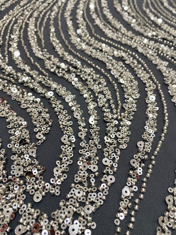 Ezüst Couture Csipke Antracit Tüllel, Lineáris Mintával, Gyöngyökkel és Flitterekkel