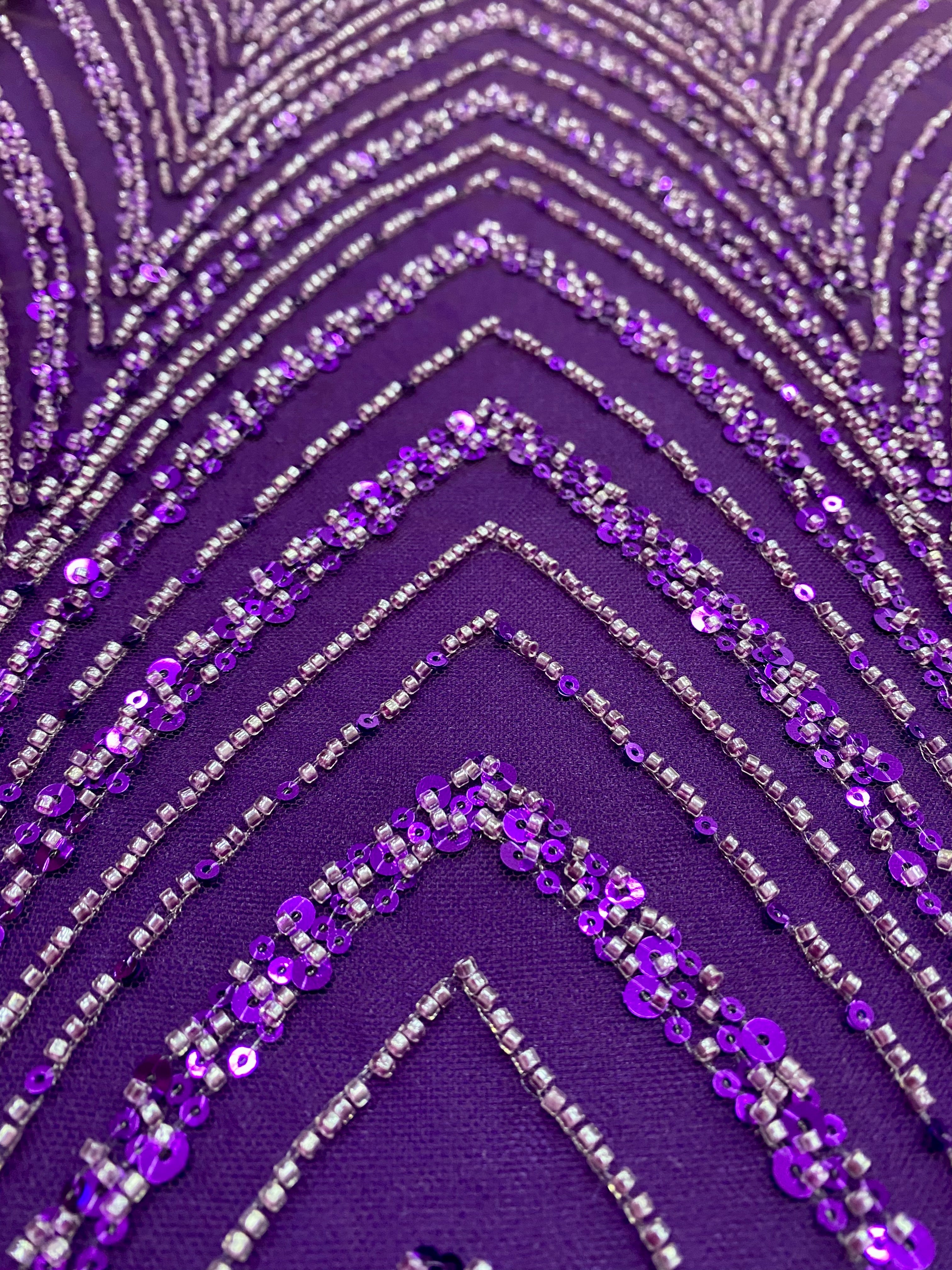 Sötétlila Couture csipke geometriai mintával, gyöngyökkel és flitterekkel