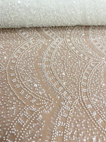 Elefántcsont csipke geometriai mintával, gyöngyökkel és flitterekkel