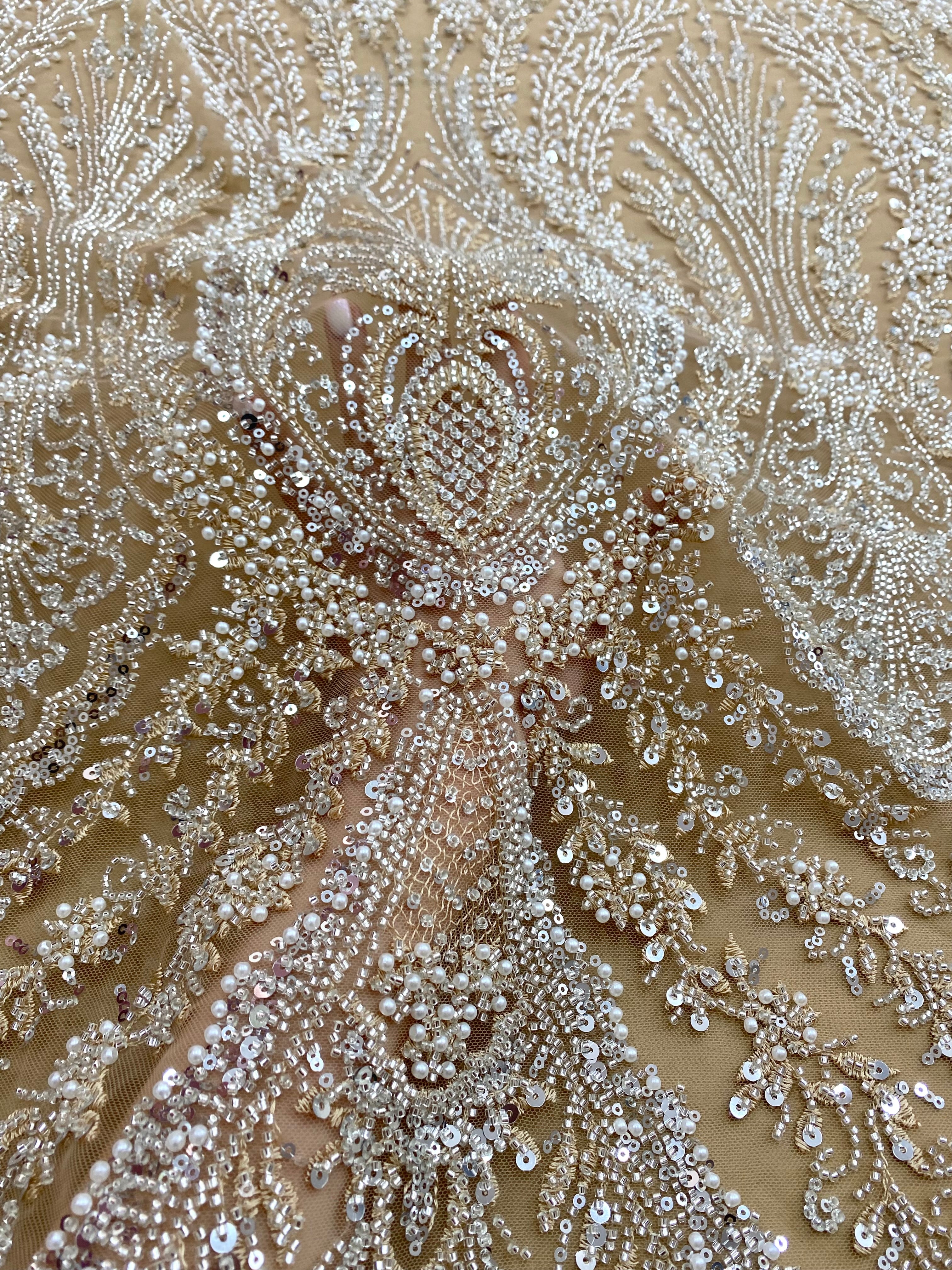 Dantela Couture Argintie pe Tulle Nude cu Model Geometric, cu Perle, Margele si Paiete