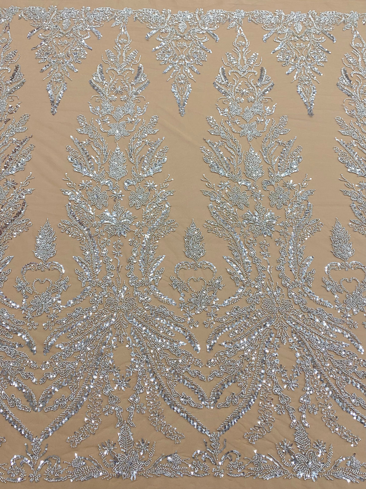 Csipke Couture ezüst tüll nude alapon, virágmintával, gyöngyökkel és flitterekkel