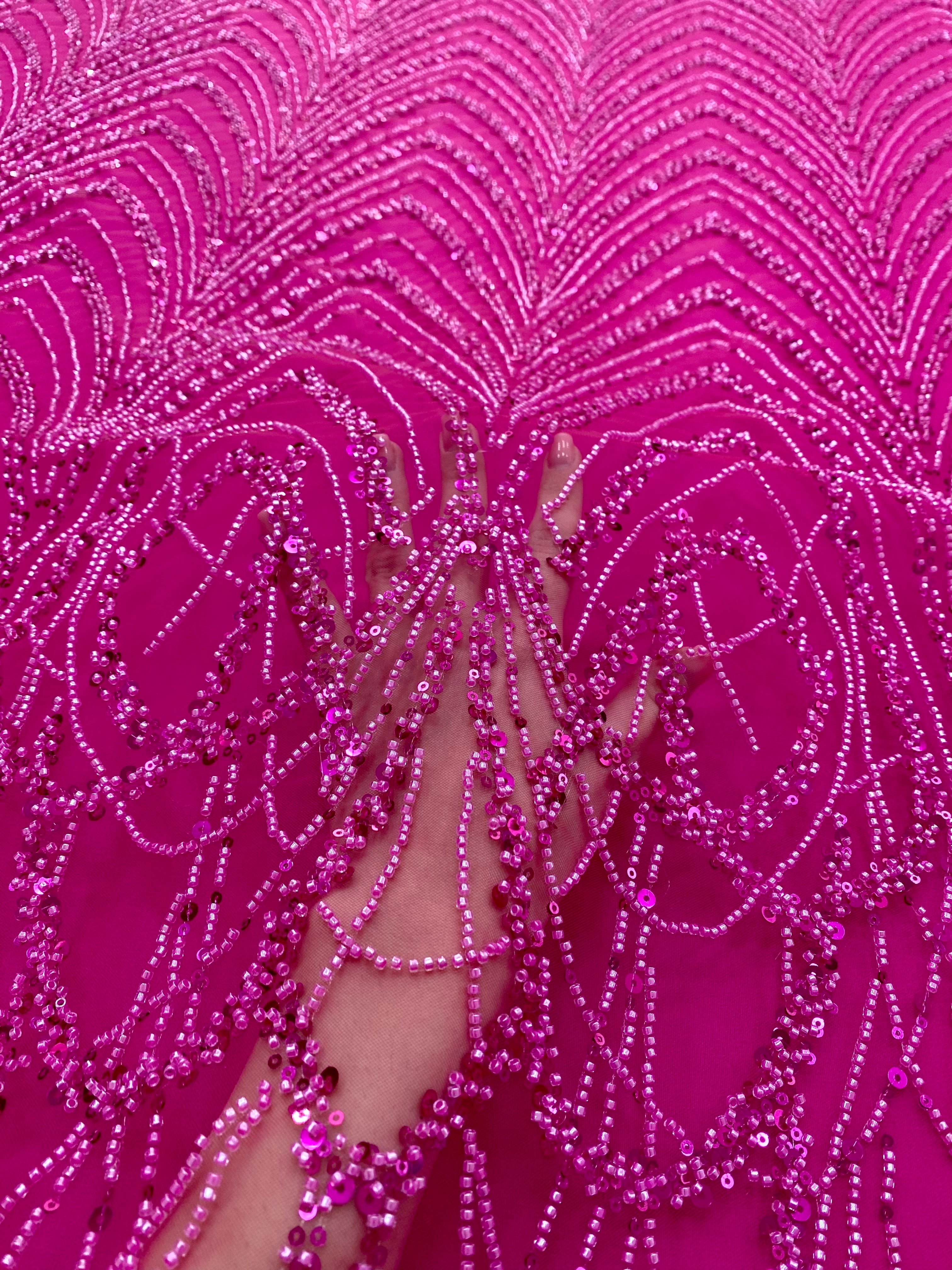 Dantela Couture Fucsia geometriai mintával, gyöngyökkel és flitterekkel