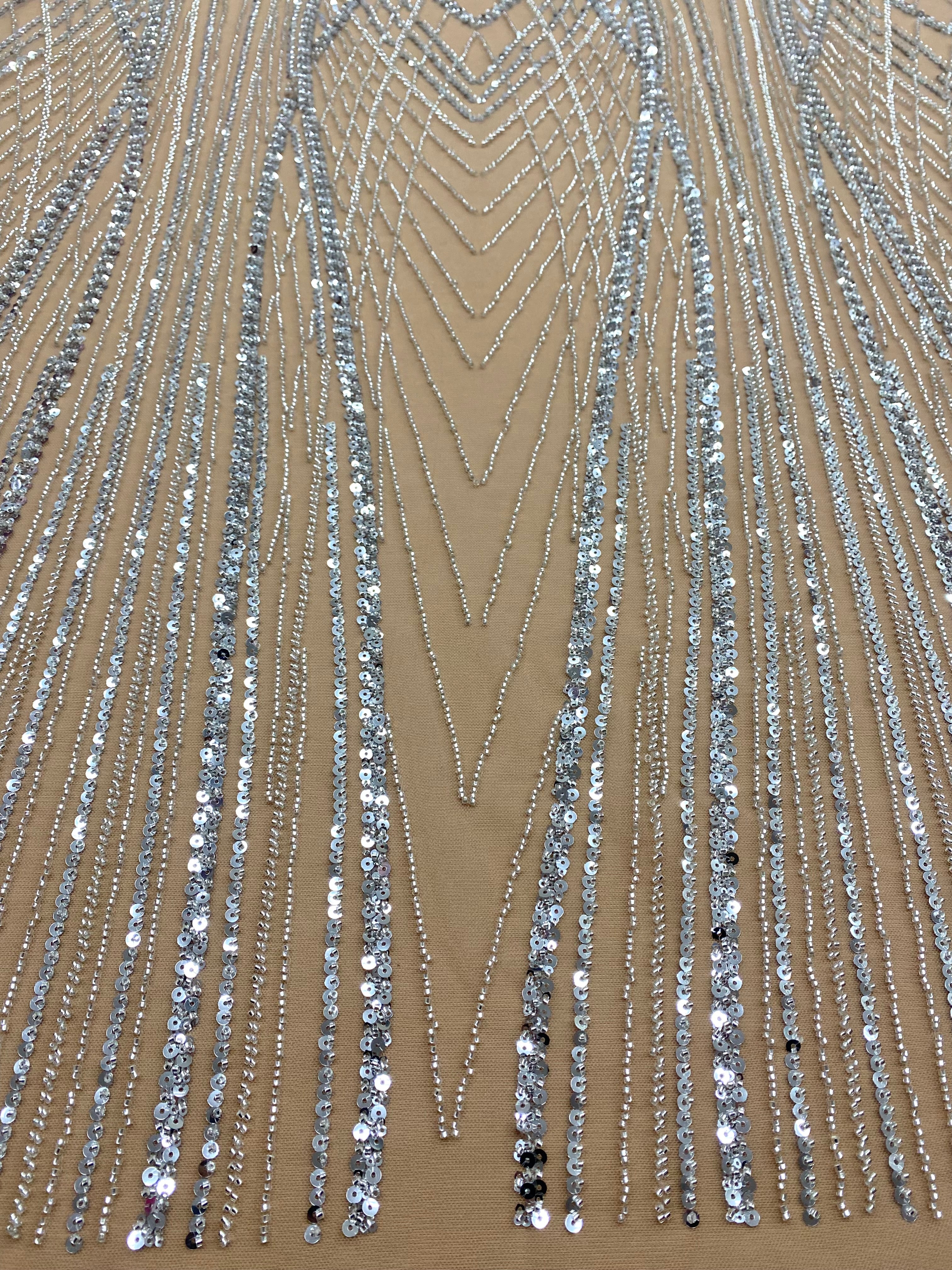 Csipke Couture ezüst tüll nude panellel, gyöngyökkel és flitterekkel