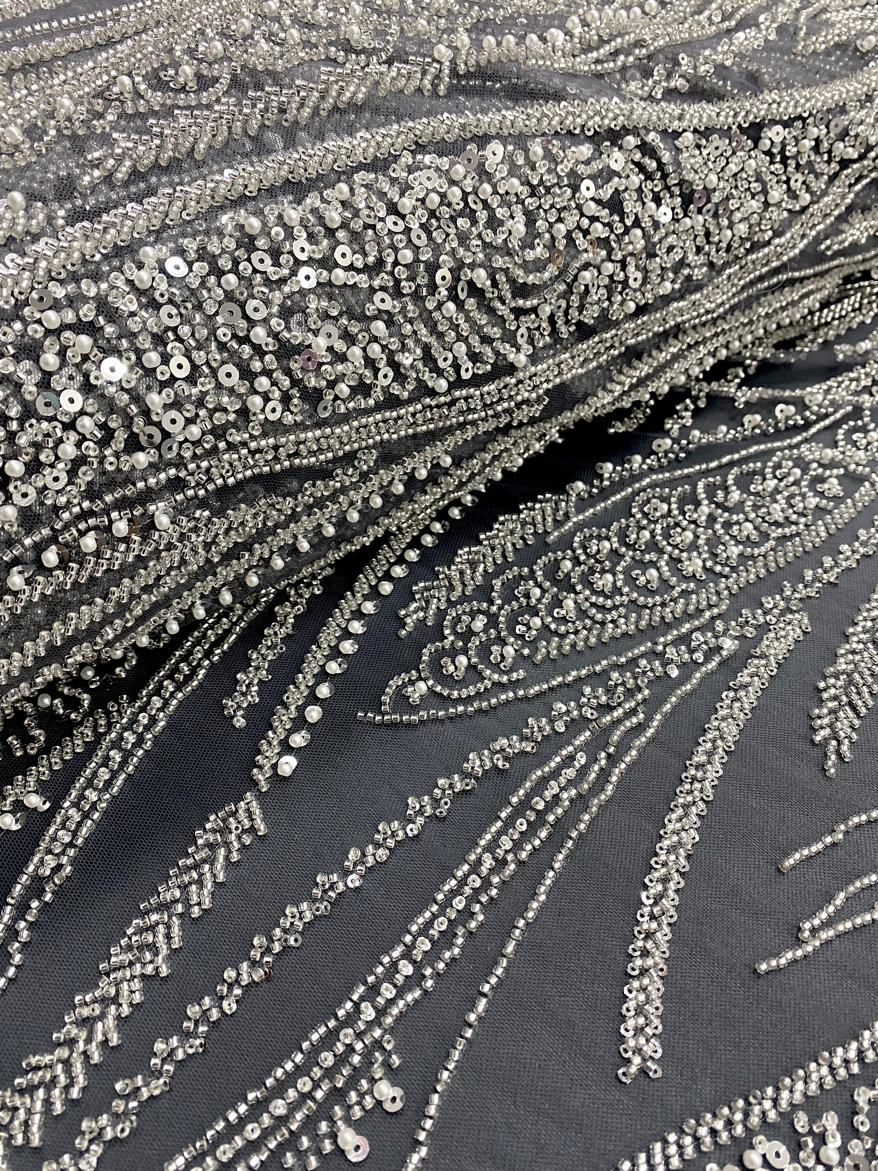 Dantela Couture Argintie pe Tulle Antracit cu Panou, cu Perle, Margele si Paiete