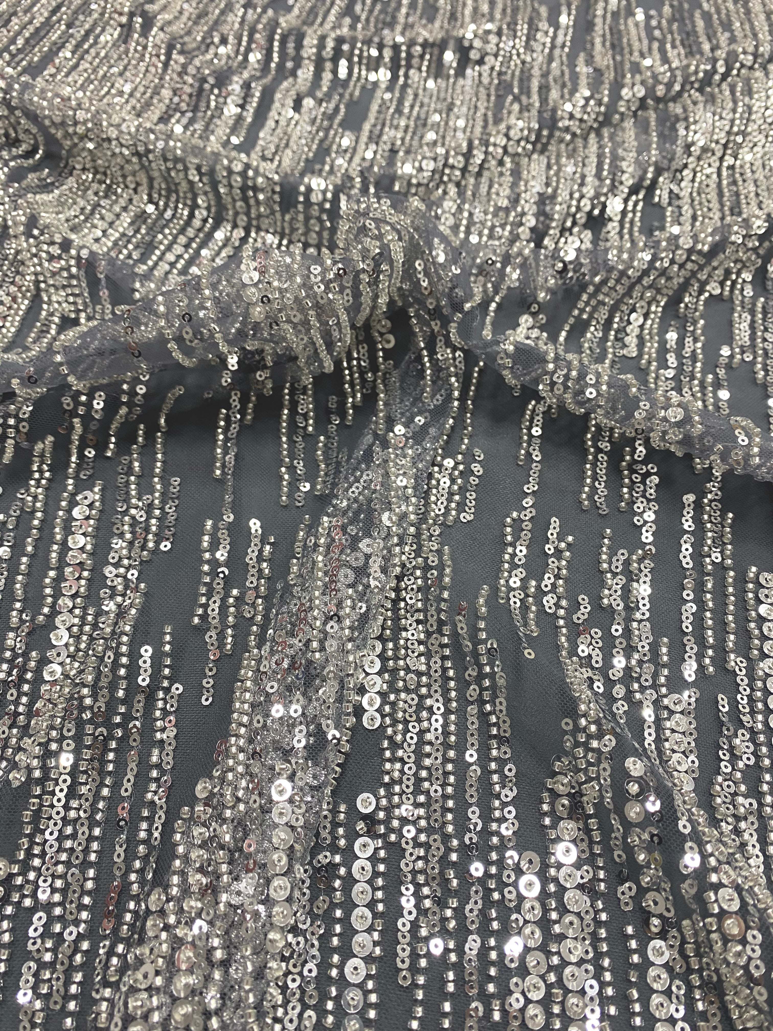 Csipke Couture ezüst színben antracitszürke tüllön, lineáris mintával, gyöngyökkel és flitterekkel