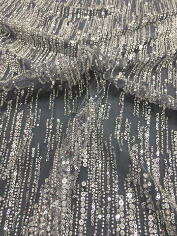 Csipke Couture ezüst színben antracitszürke tüllön, lineáris mintával, gyöngyökkel és flitterekkel