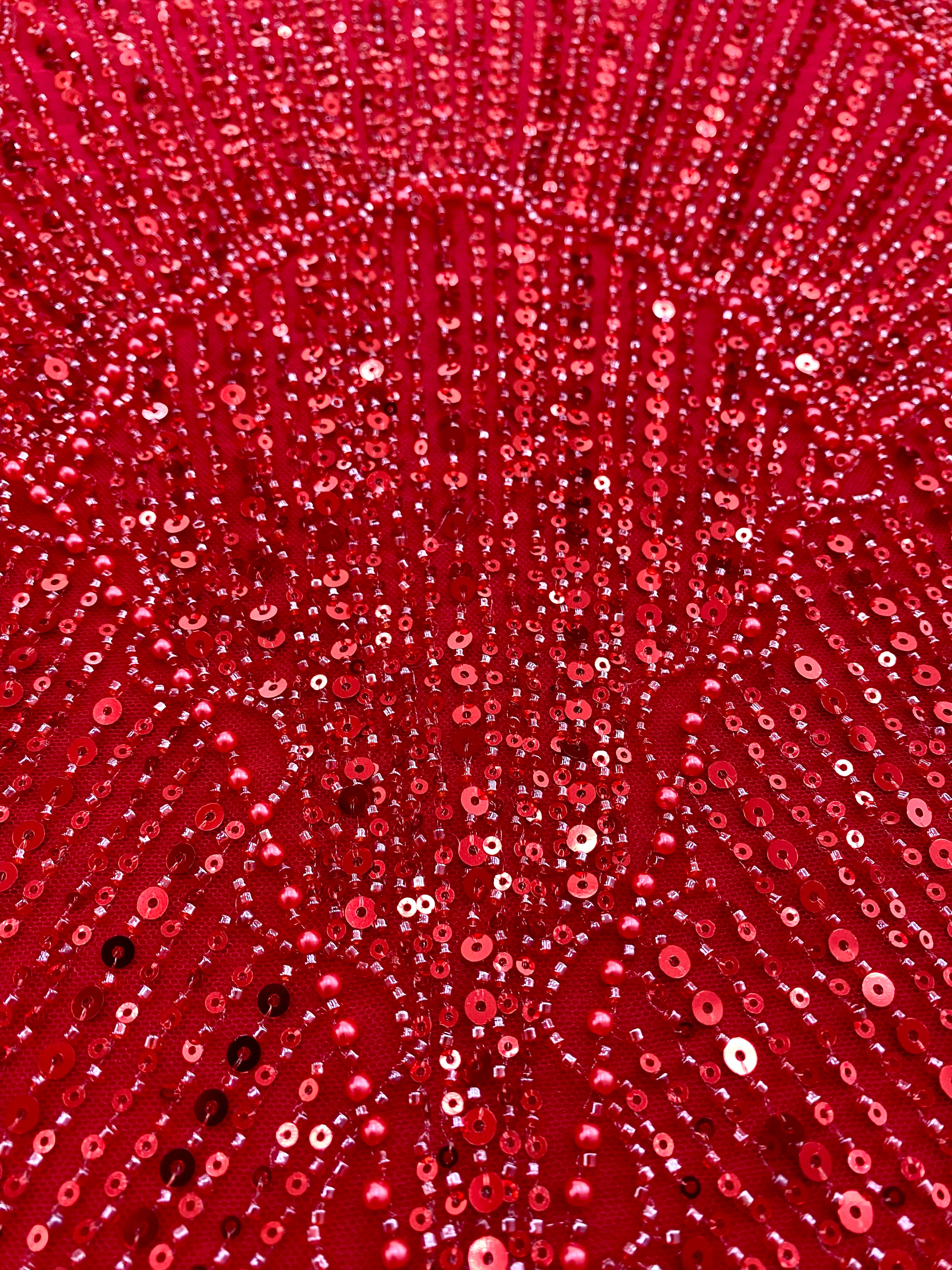 Piros Couture csipke geometriai mintával, gyöngyökkel, gyöngyöcskékkel és flitterekkel