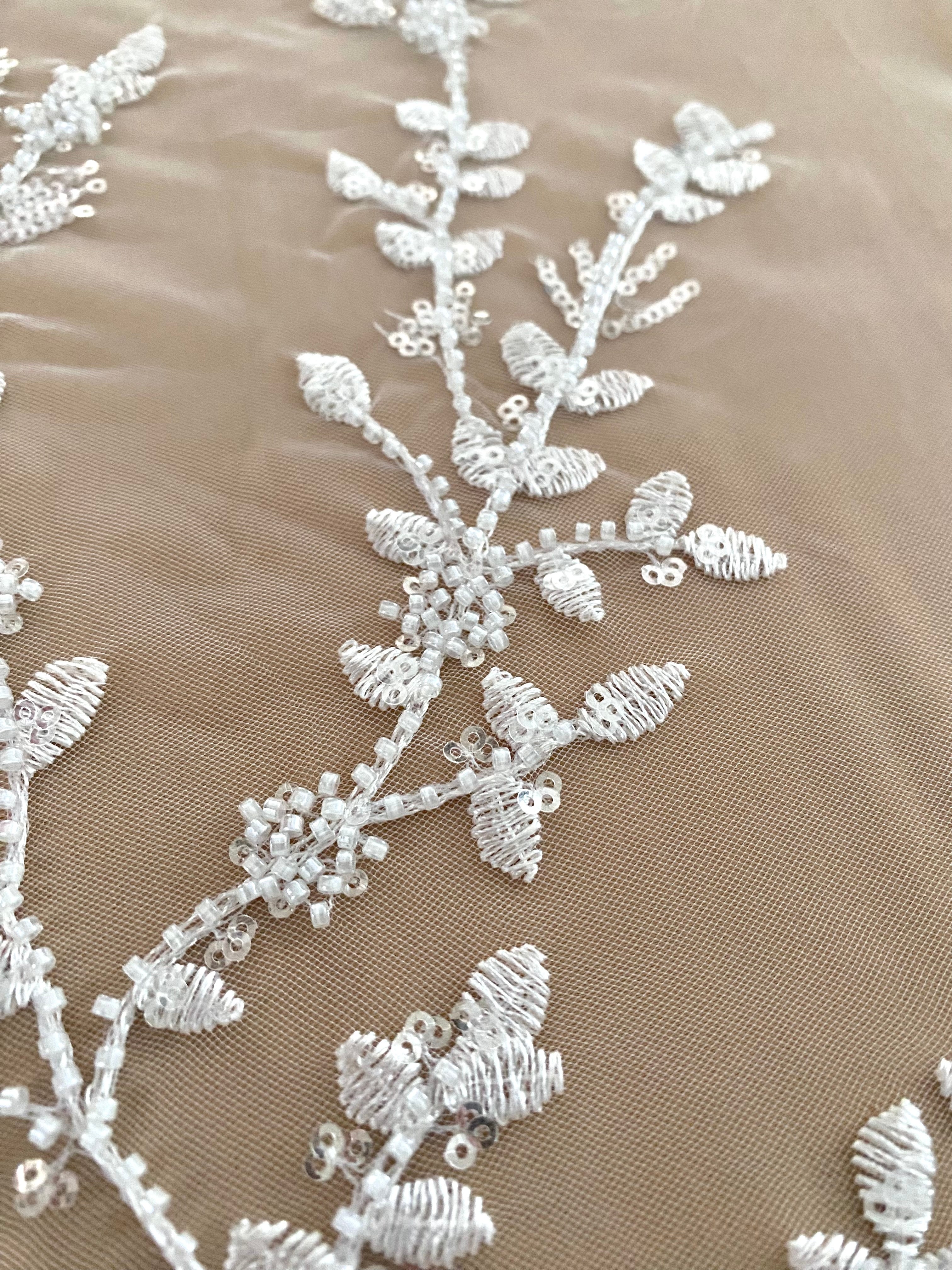 Dantela Couture Ivory virágmintás, gyöngyökkel és flitterekkel
