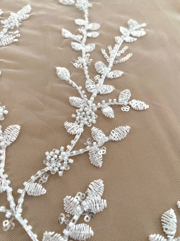 Dantela Couture Ivory virágmintás, gyöngyökkel és flitterekkel